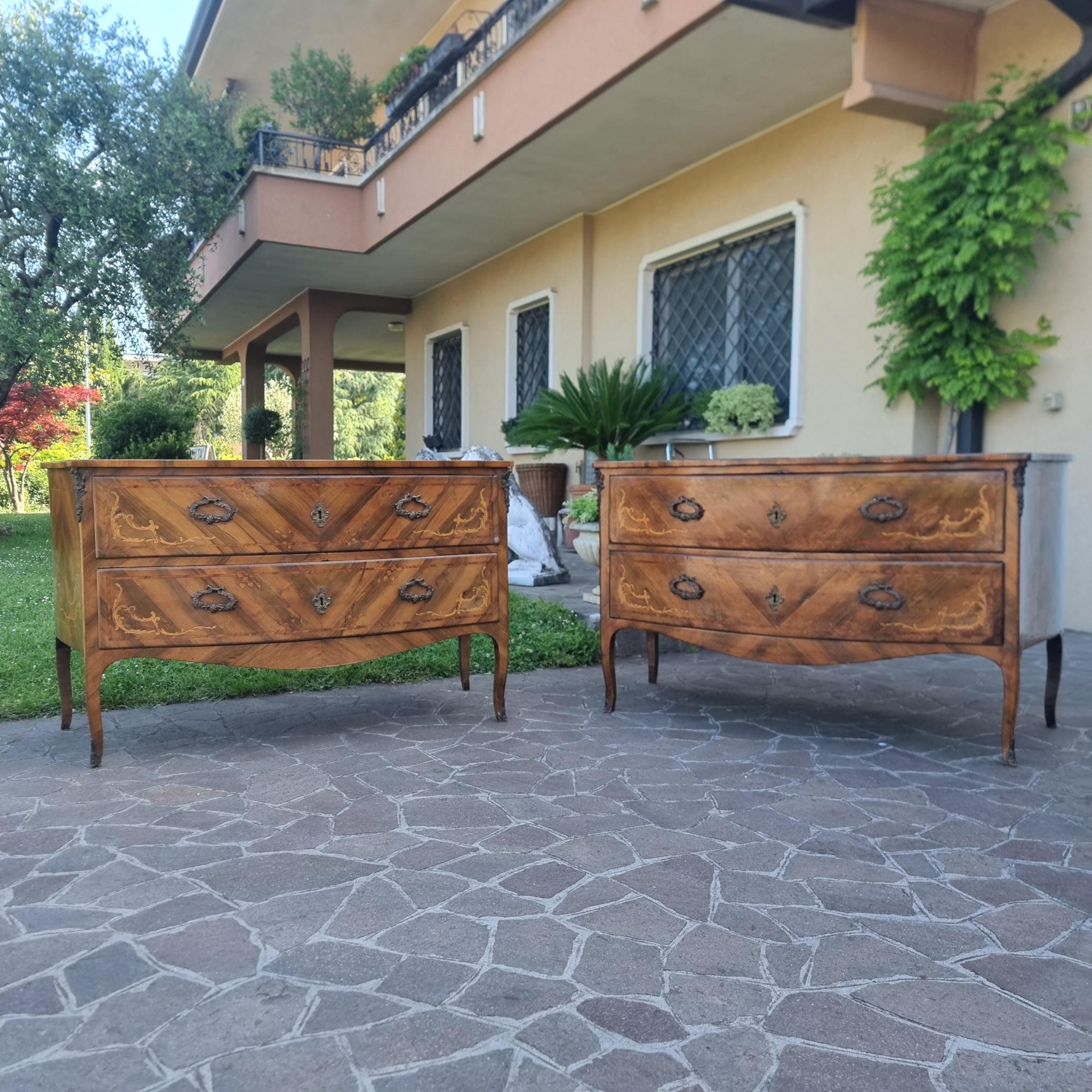 Coppia di cassettoni Lombardi noce del 700 con intarsi bois de rose en vente 2