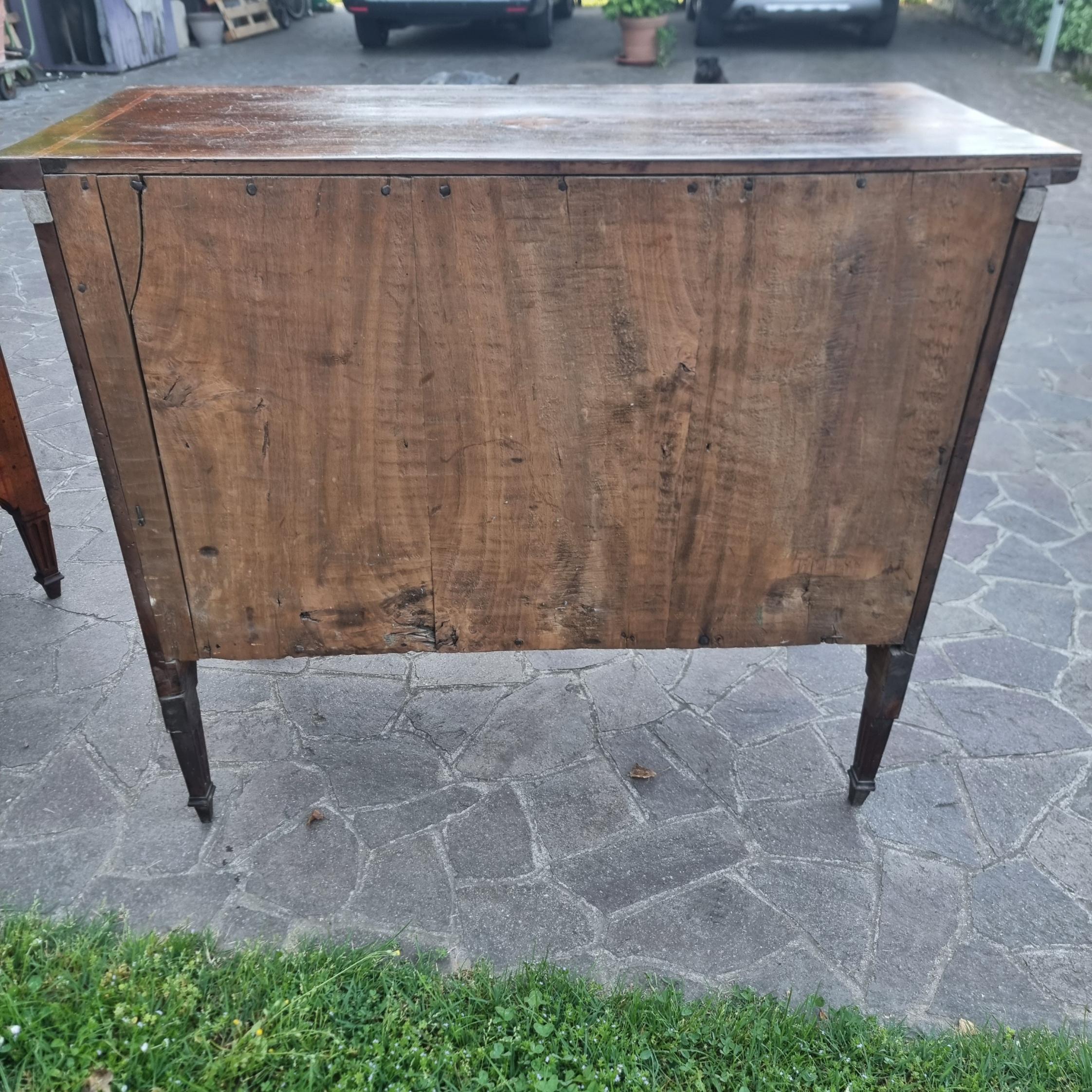 Paire de commodes Louis XVI du XVIIIe siècle en placage et marqueterie de noyer  Une élégante en vente 7