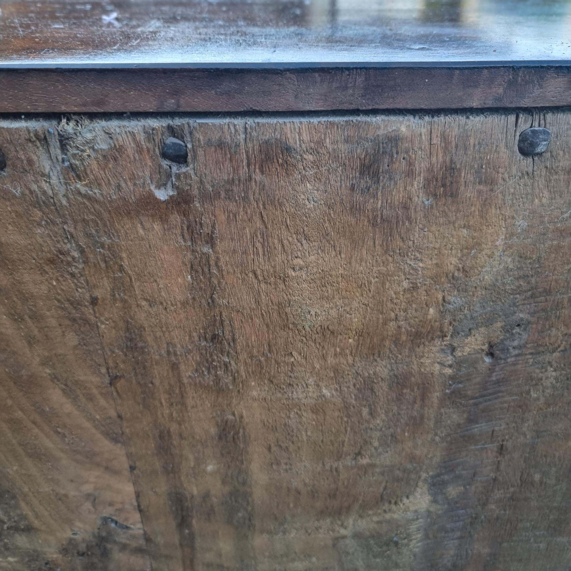 Paire de commodes Louis XVI du XVIIIe siècle en placage et marqueterie de noyer  Une élégante en vente 8