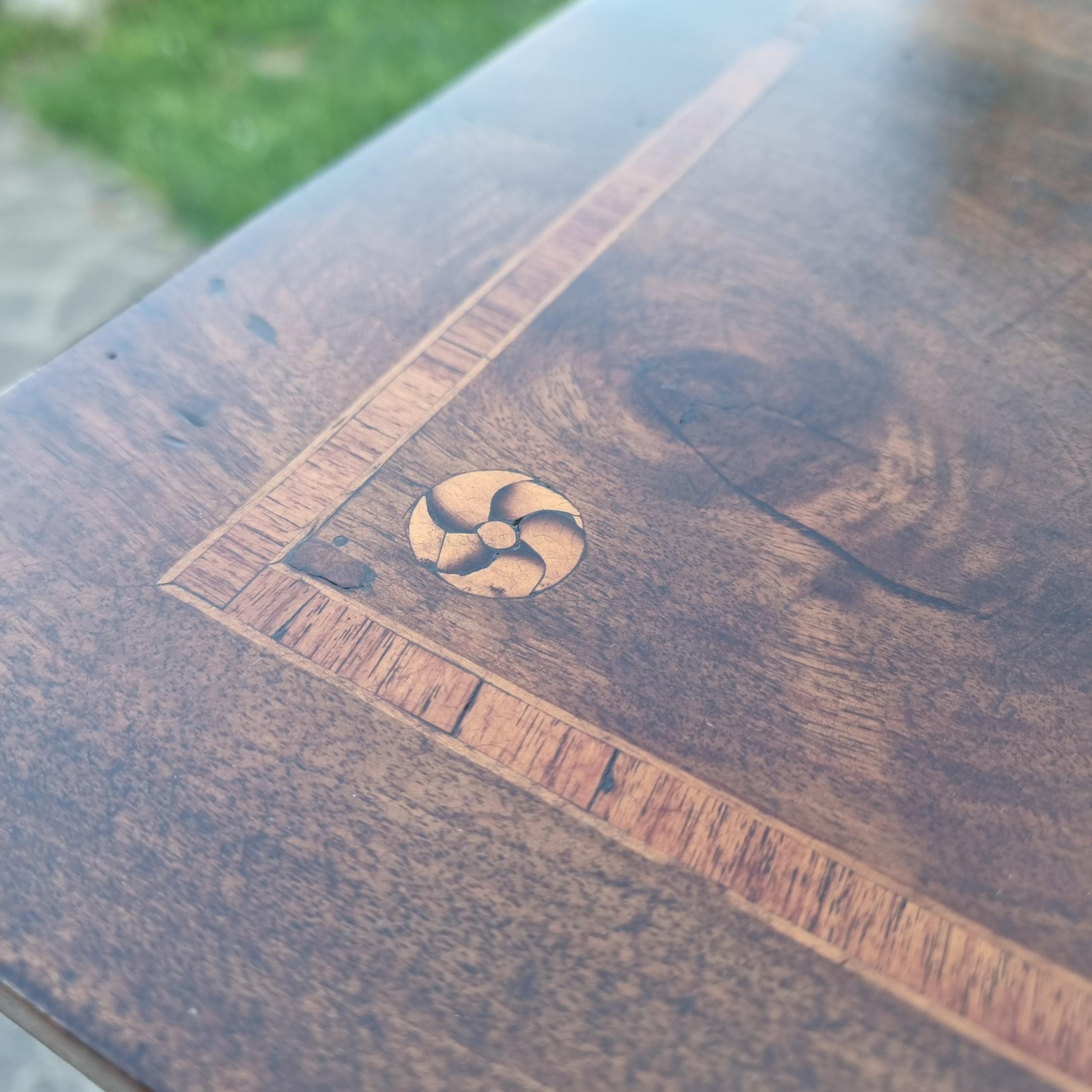 Paire de commodes Louis XVI du XVIIIe siècle en placage et marqueterie de noyer  Une élégante en vente 9