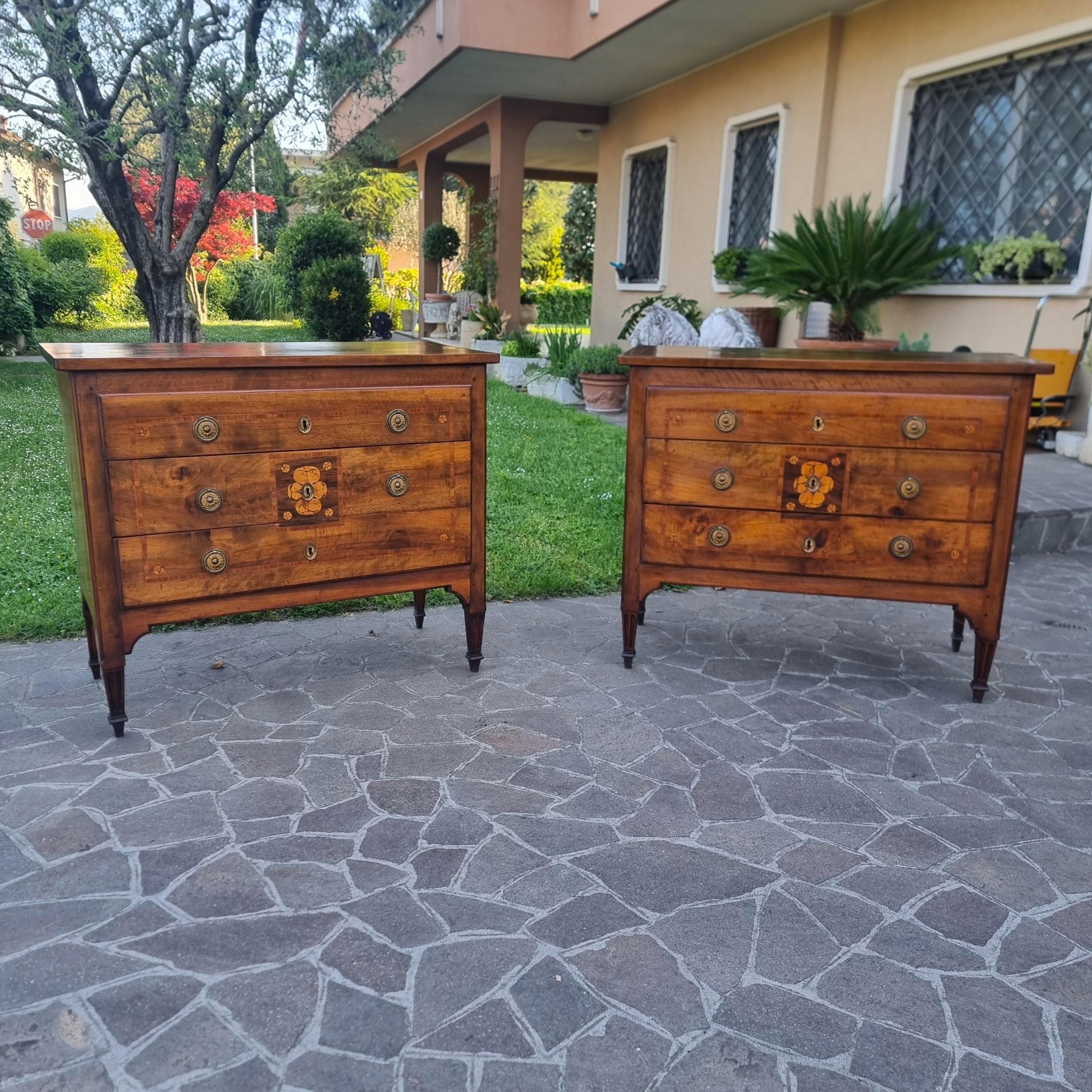 Italian Paire de commodes Louis XVI du XVIIIe siècle en placage et marqueterie de noyer  Une élégante en vente