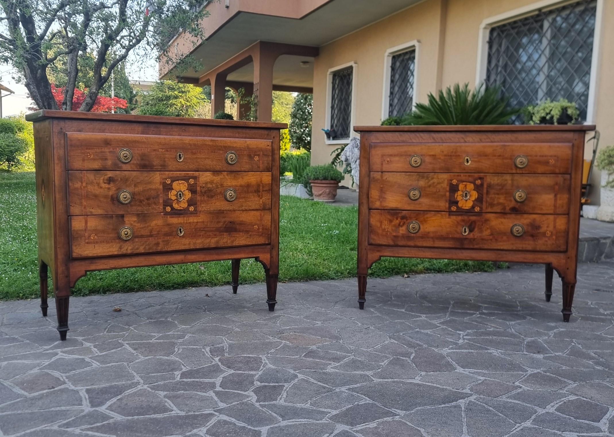 Paire de commodes Louis XVI du XVIIIe siècle en placage et marqueterie de noyer  Une élégante Bon état - En vente à Villa Verucchio, Emilia-Romagna