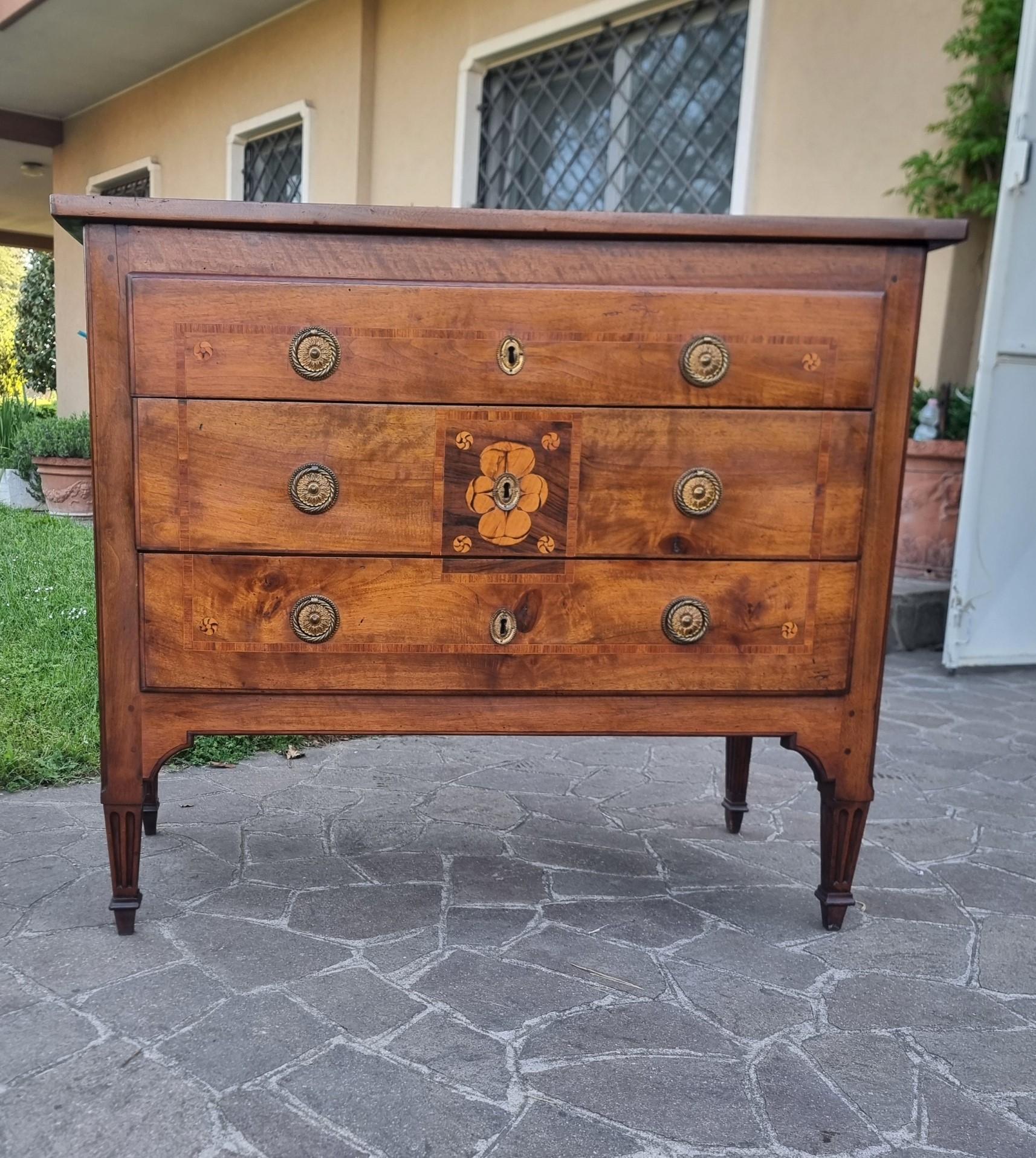 Noyer Paire de commodes Louis XVI du XVIIIe siècle en placage et marqueterie de noyer  Une élégante en vente