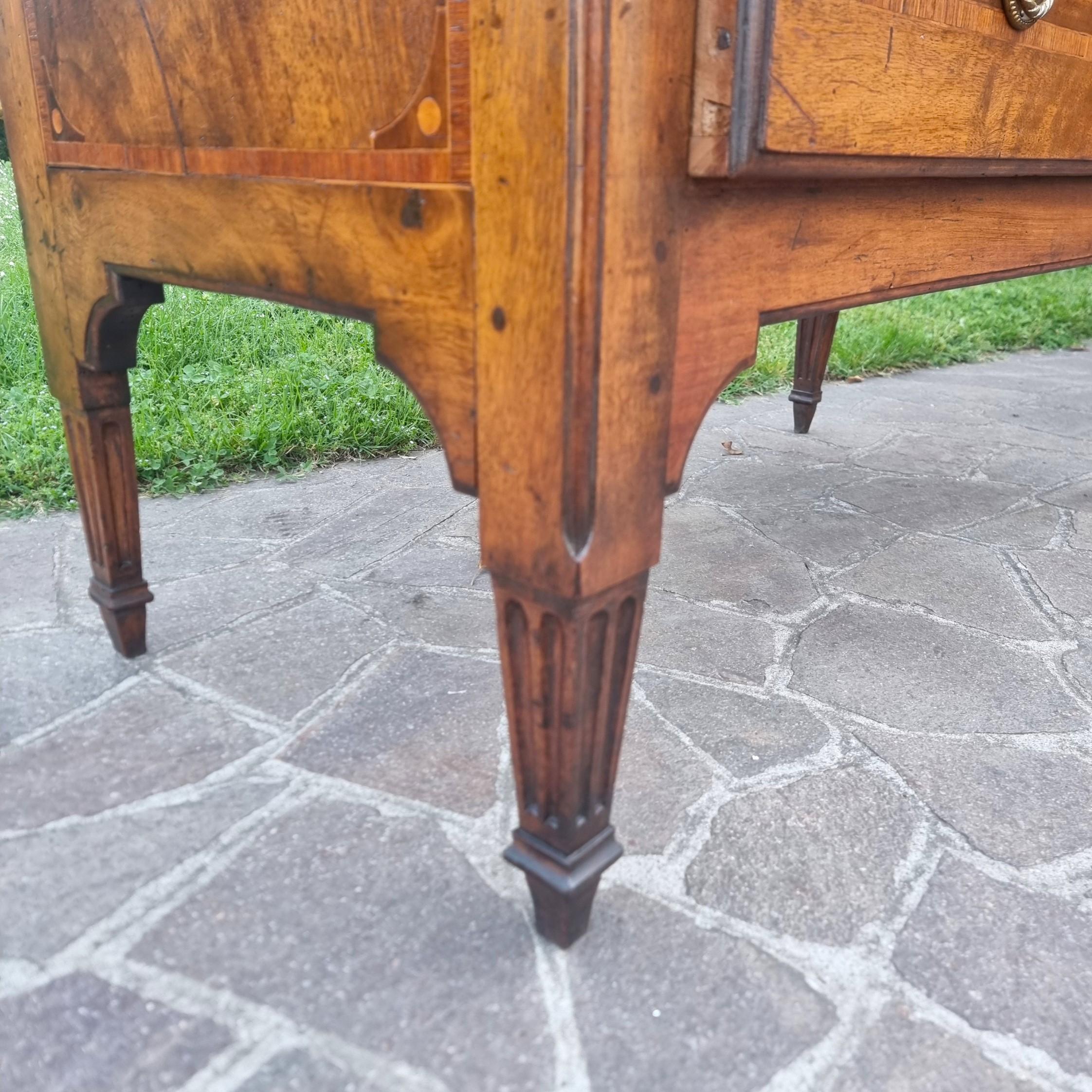Paire de commodes Louis XVI du XVIIIe siècle en placage et marqueterie de noyer  Une élégante en vente 3