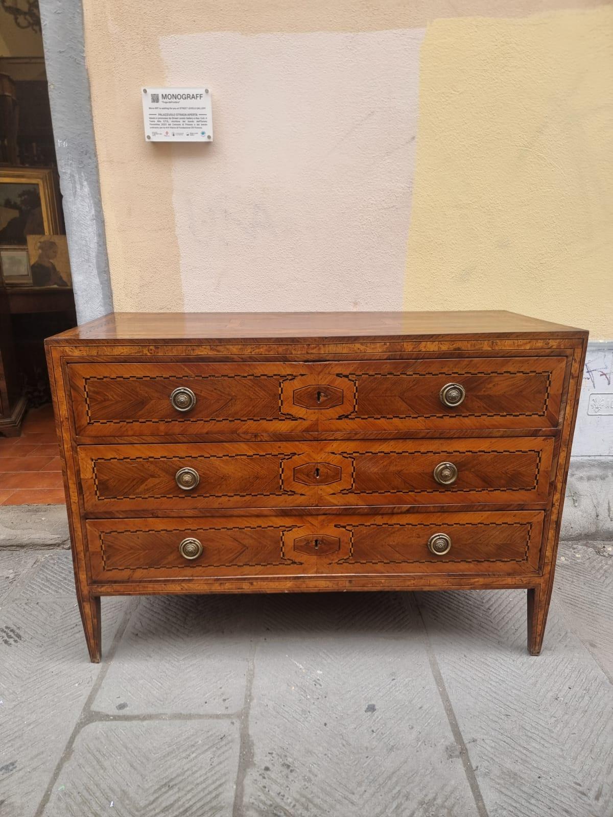 Very elegant pair of Louis XVI chests of drawers, listrate in walnut and maple, threaded on front, sides and top.

The cabinet has truncated pyramidal legs and has three drawers, each with two original handles. 

Veneto, 18th century. 