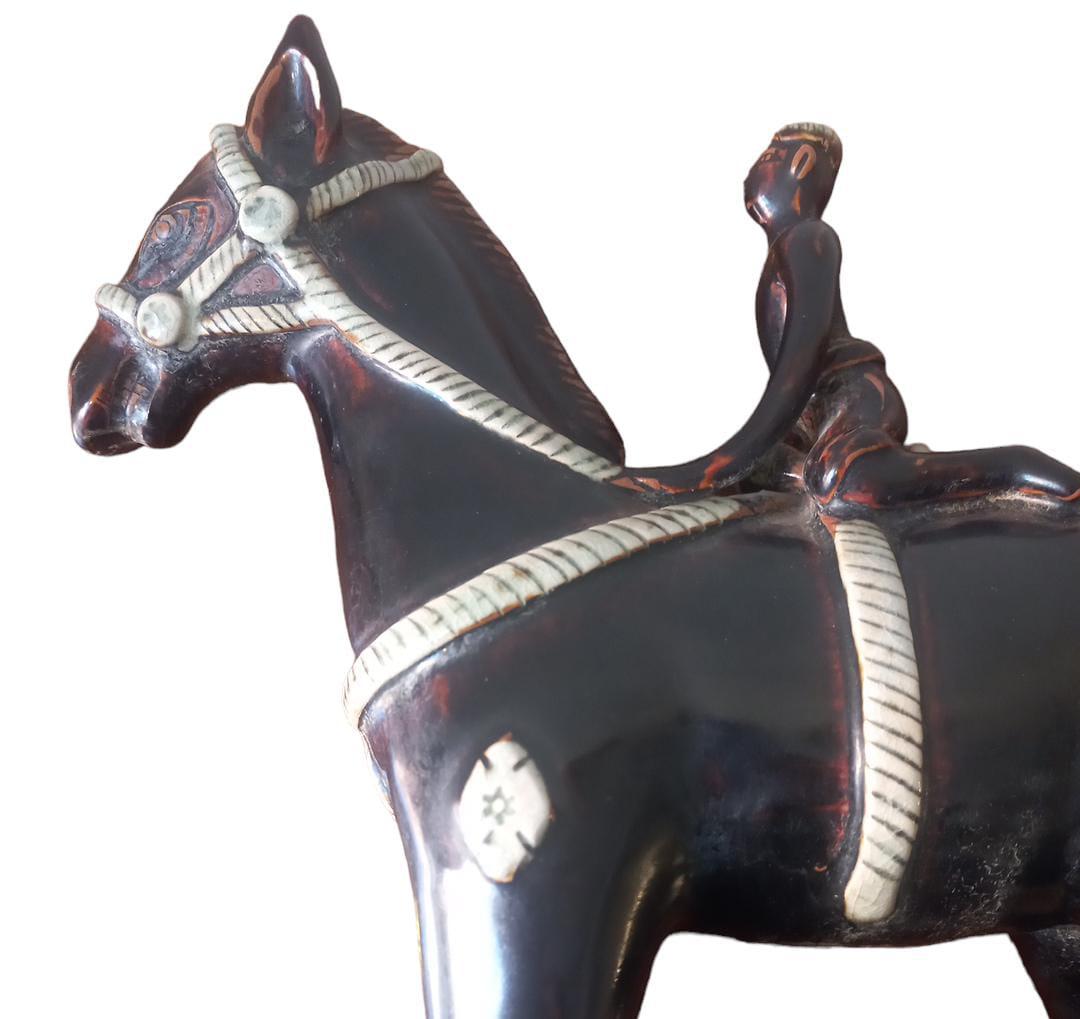 French Paire de chevaux avec jockeys en céramique émaillée en vente