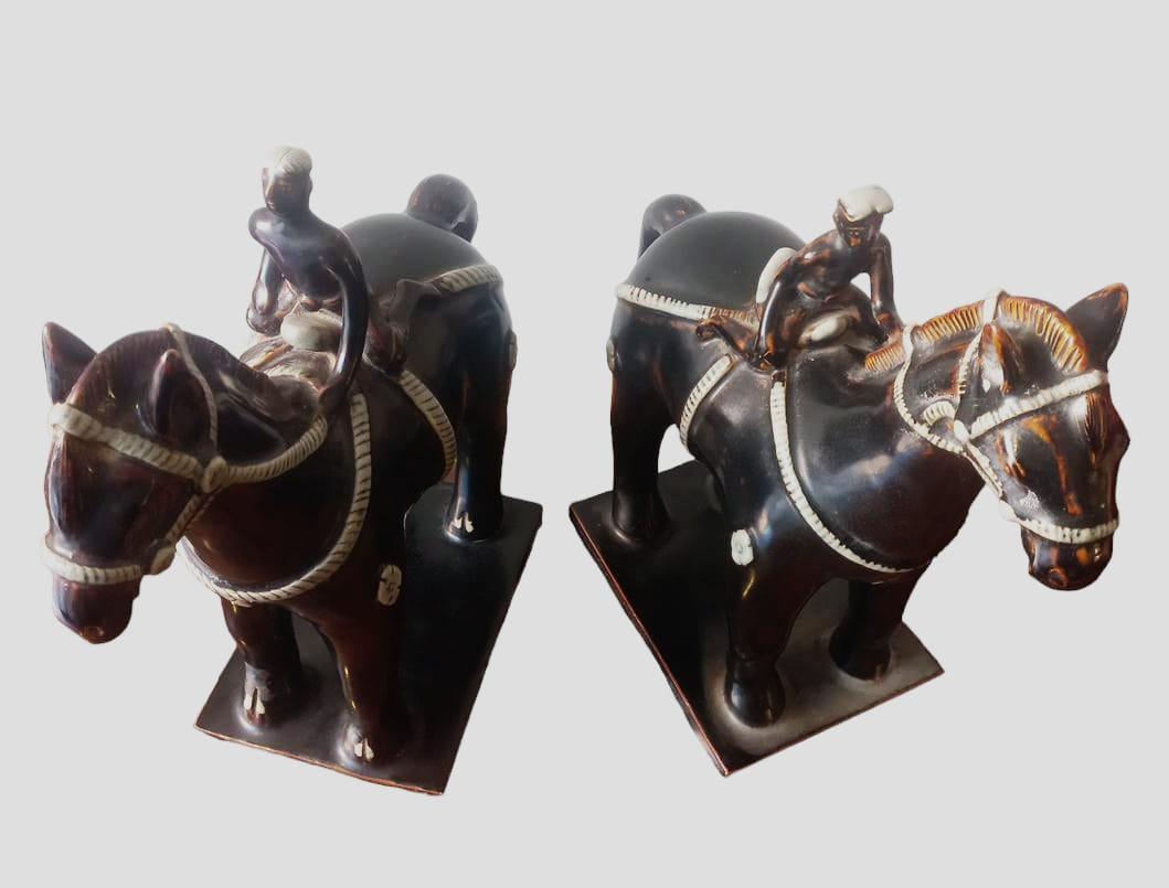 Pair of horses with glazed ceramic jockeys In Good Condition For Sale In Salò, IT