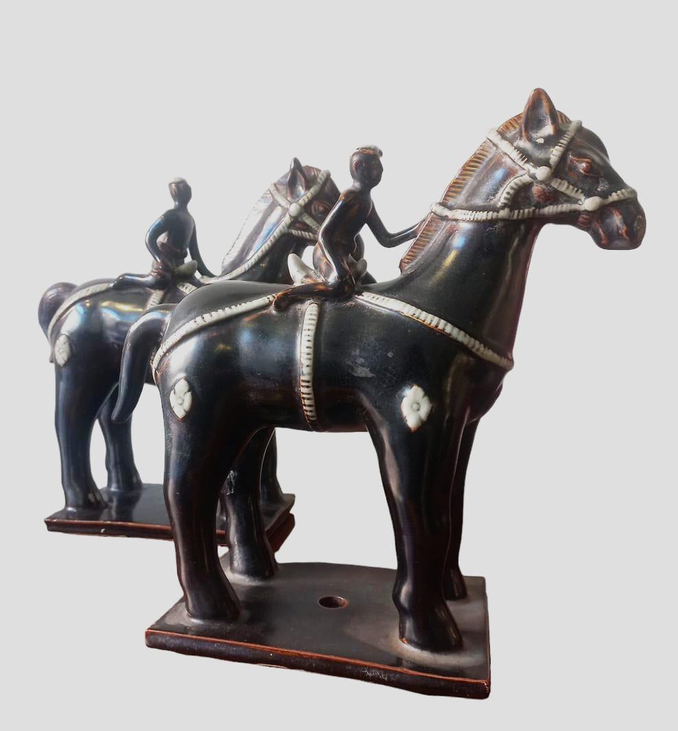 Céramique Paire de chevaux avec jockeys en céramique émaillée en vente