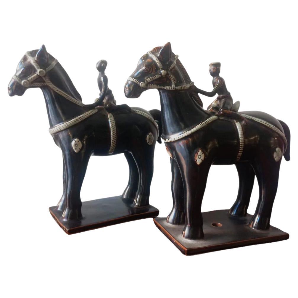 Paire de chevaux avec jockeys en céramique émaillée en vente