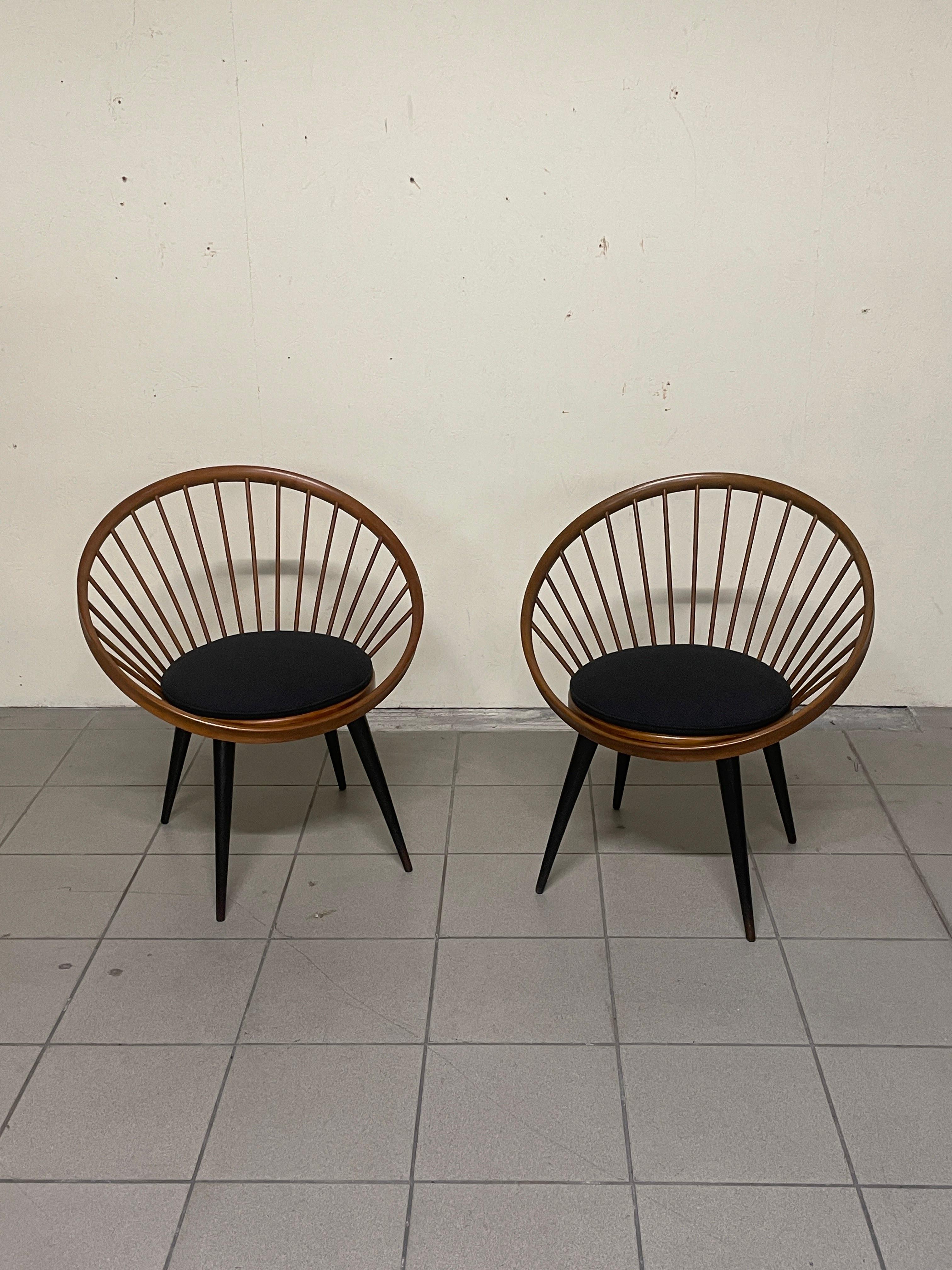 Paire de chaises circulaires d'Yngve Ekstrom des années 1960.

Structure en hêtre et hêtre ébonisé, assise en tissu rembourré.

Un classique du design scandinave toujours d'actualité.

En plus d'être très confortables, ils s'intègrent parfaitement