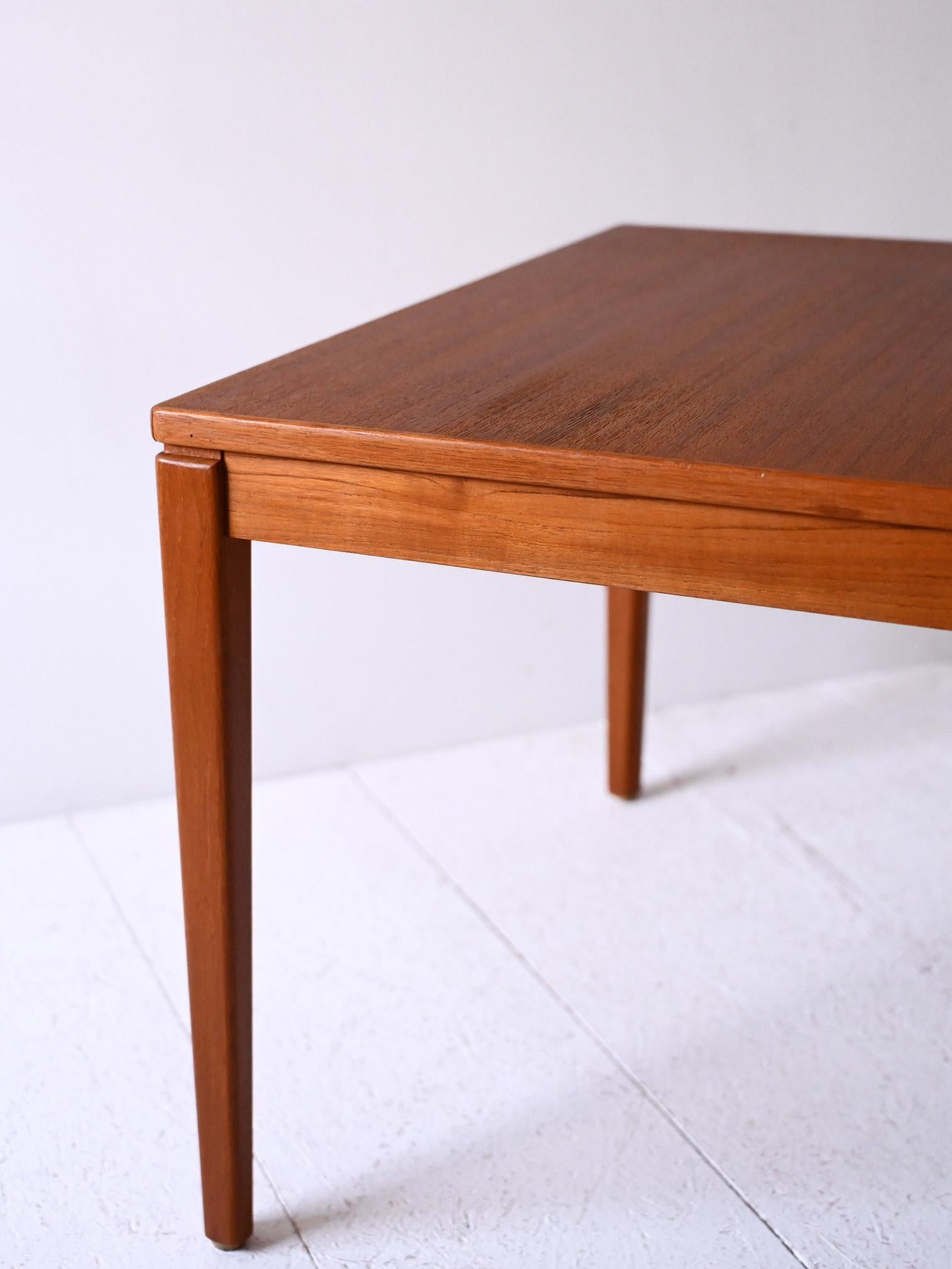 Mid-20th Century Coppia di coffee table scandinavi vintage in teak in vendita