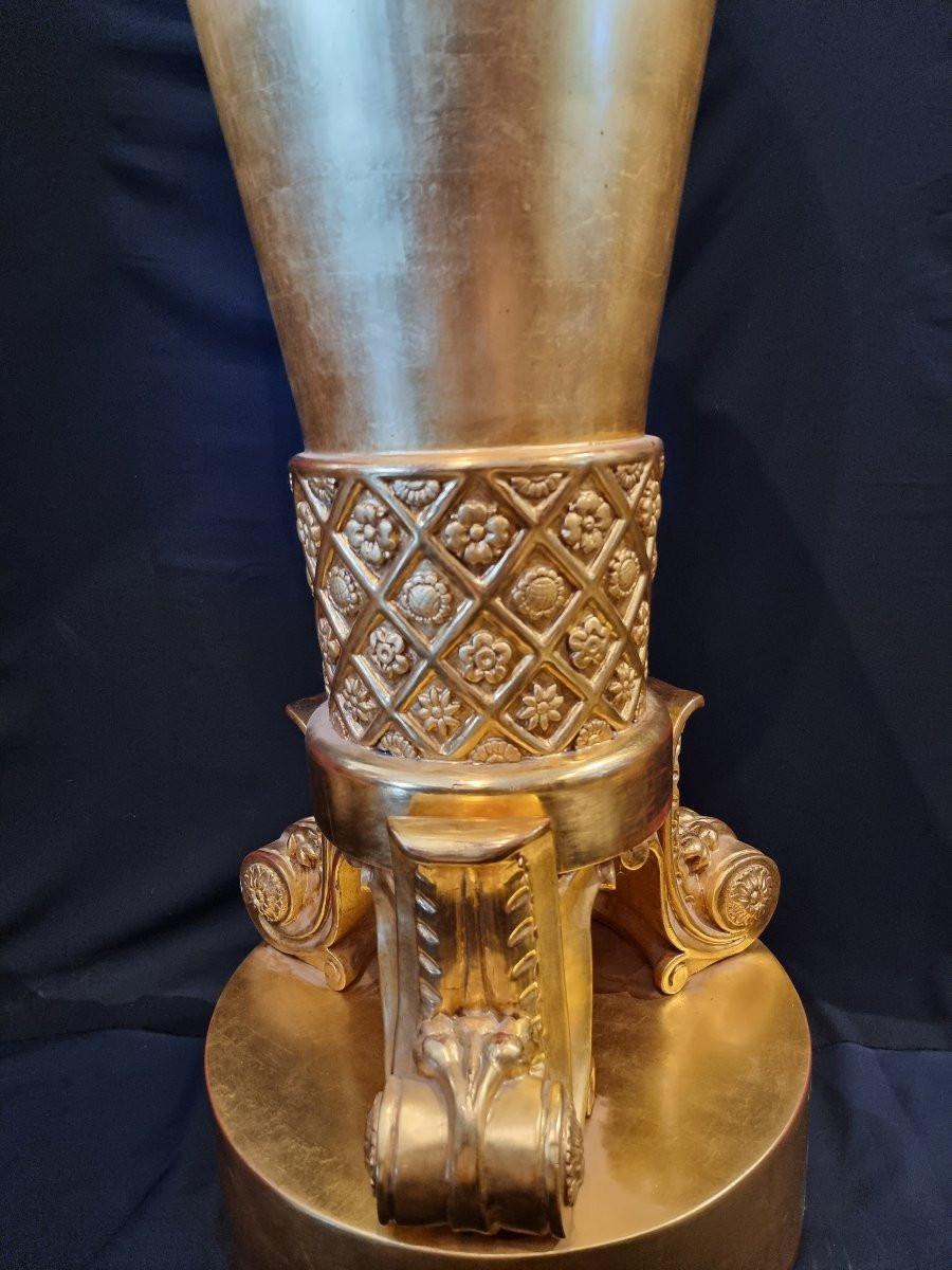 Elegante coppia di colonne tornite e intagliate a tutto tondo, realizzate in legno e completamente dorate a foglia oro zecchino, con una finitura particolarmente brillante e ricca. Le colonne si ispirano allo stile Impero e presentano un fusto