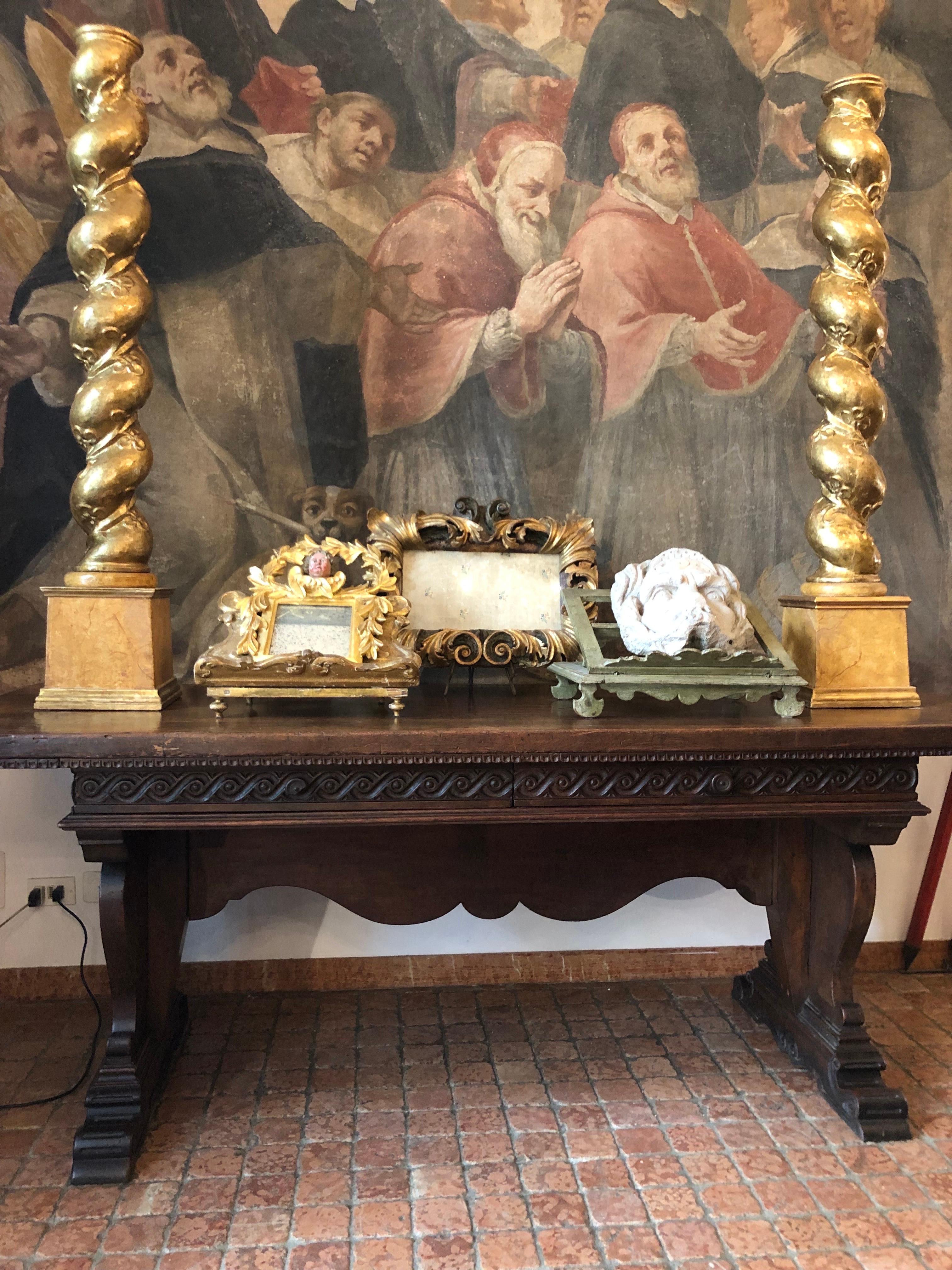 Européen Coppia di Colonne Italiane Dorate XVII Secolo Tortili con Intaglio Floreale en vente