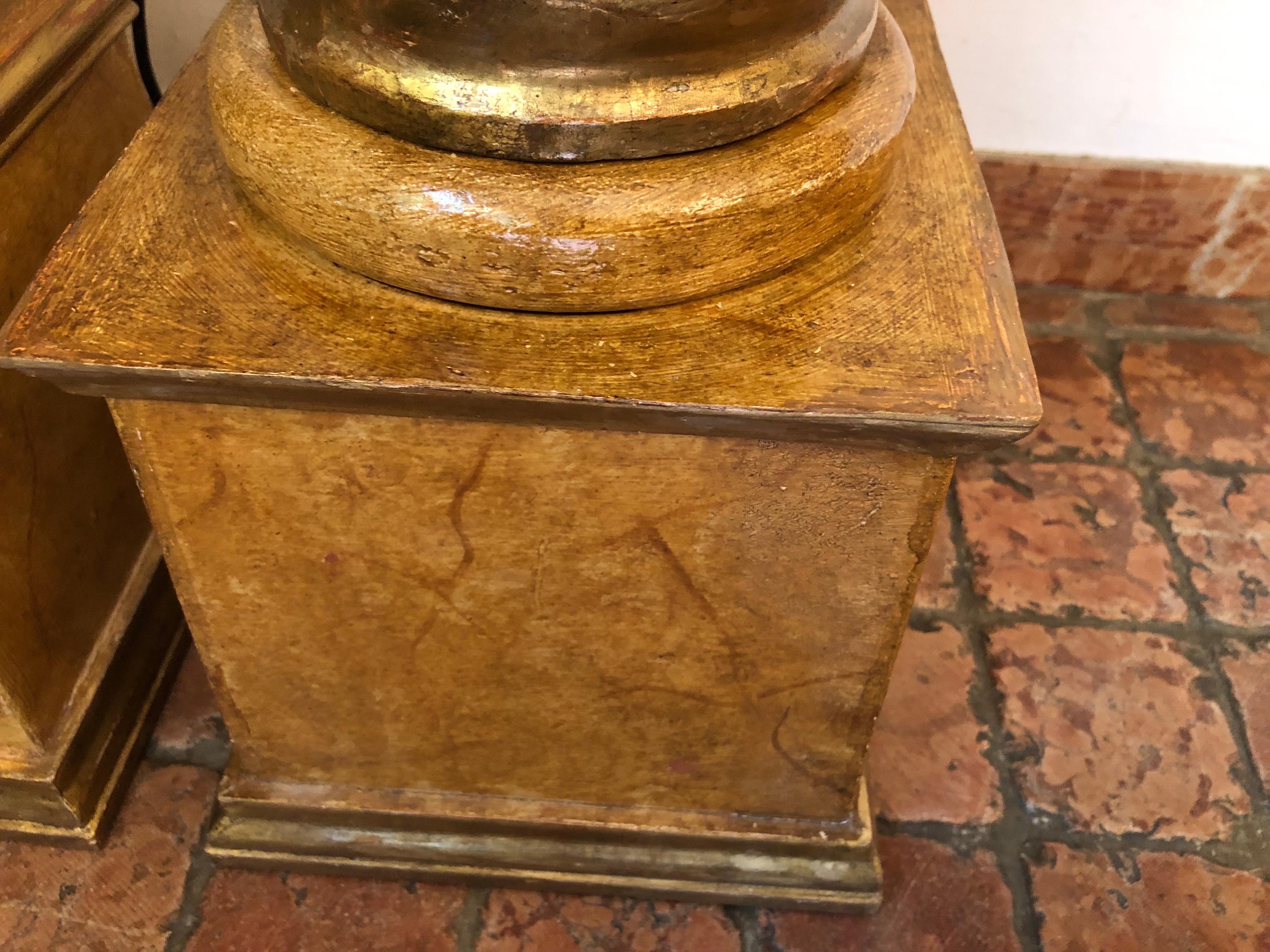 Coppia di Colonne Italiane Dorate XVII Secolo Tortili con Intaglio Floreale en vente 2