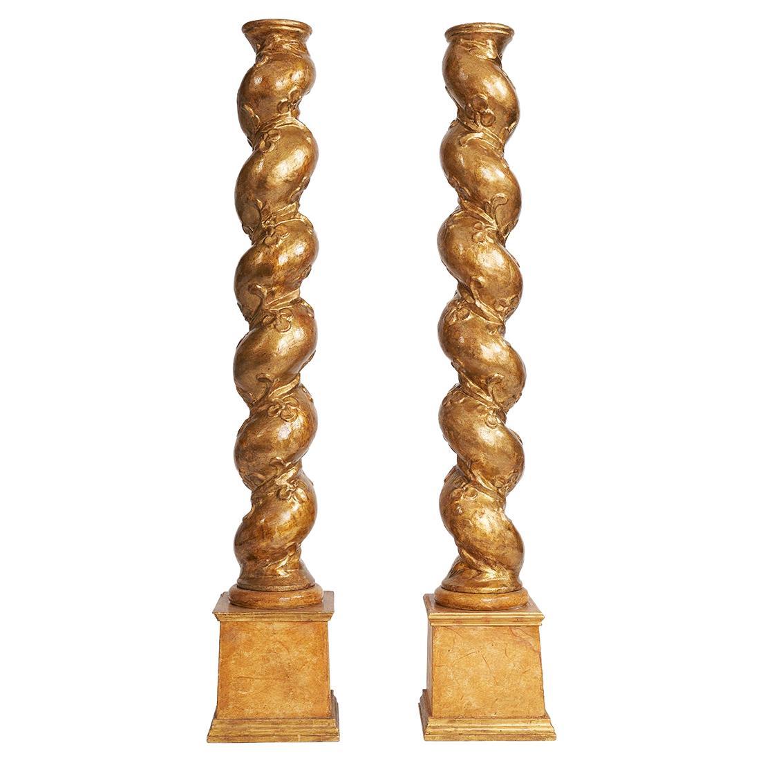 Coppia di Colonne Italiane Dorate XVII Secolo Tortili con Intaglio Floreale en vente
