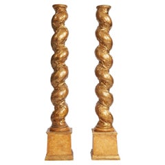 Coppia di Colonne Italiane Dorate XVII Secolo Tortili con Intaglio Floreale