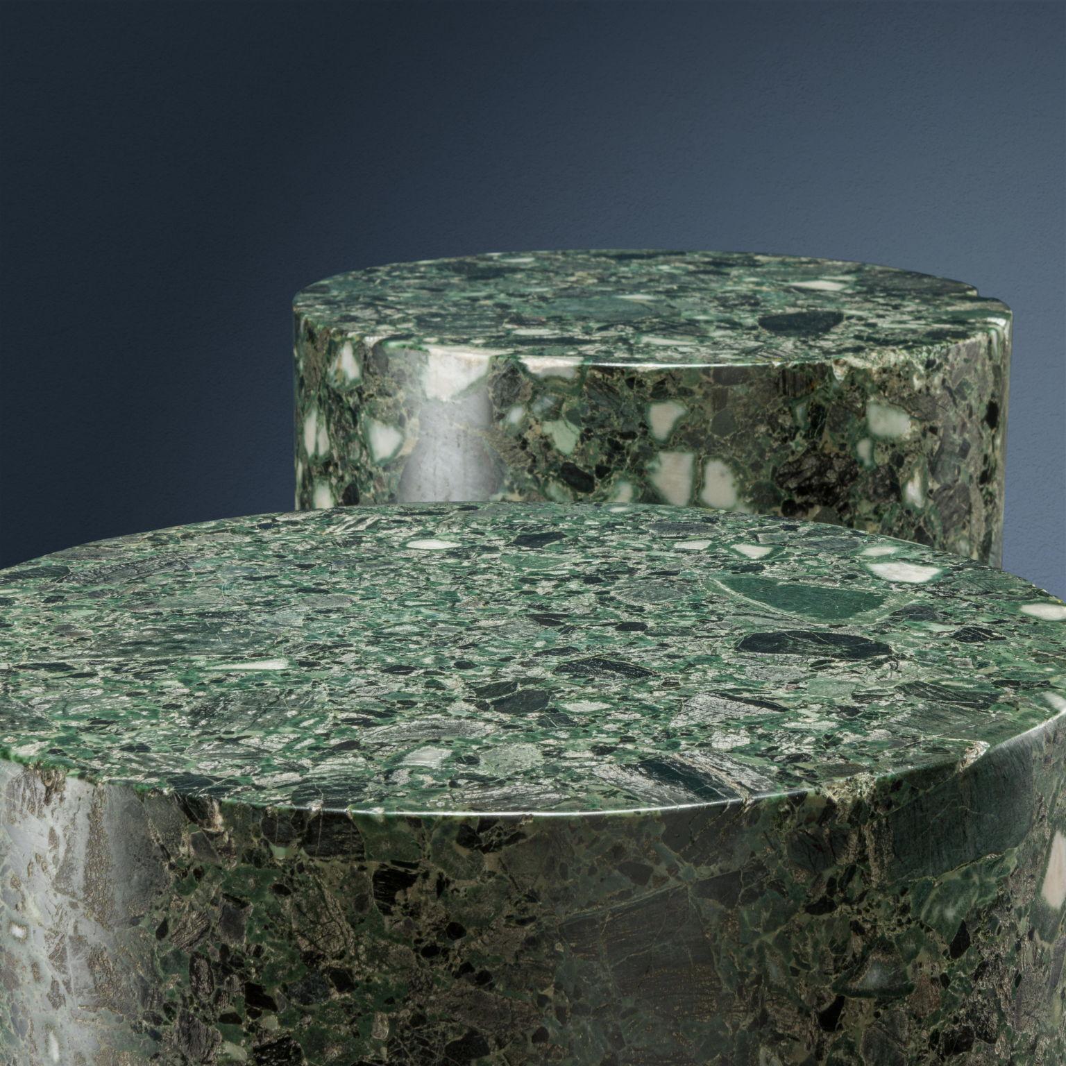 Pair of envelope holder columns made of antique green truncated marble, with a molded white Carrara marble base.