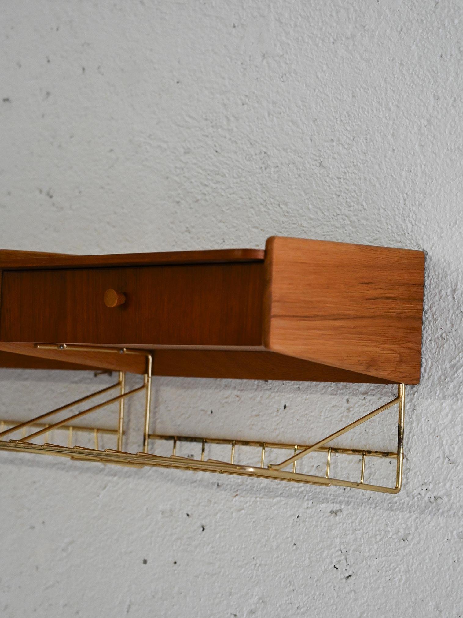 Scandinave moderne Paire de tables de chevet murales scandinaves des années 1950 en vente