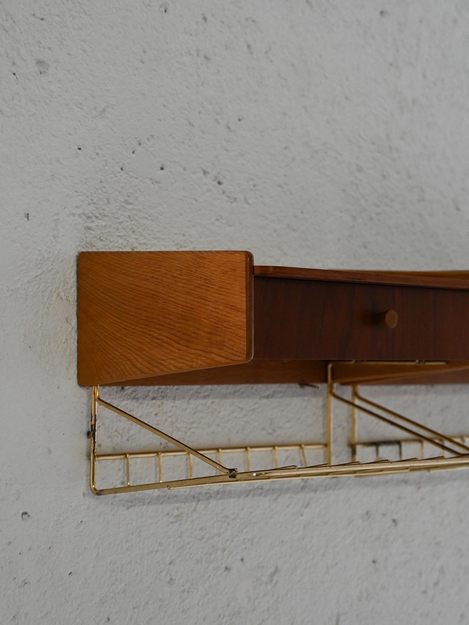 Scandinavian Paire de tables de chevet murales scandinaves des années 1950 en vente