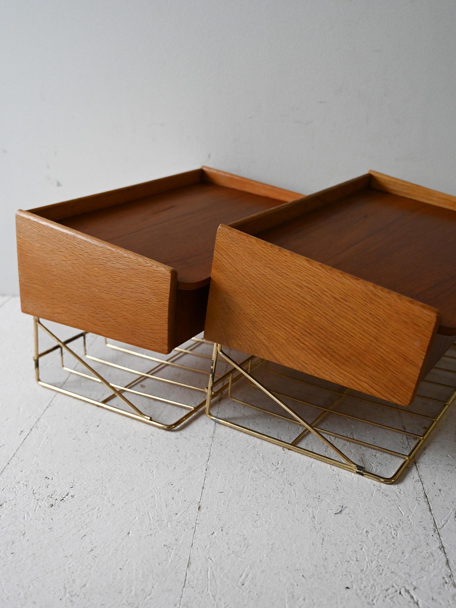 Laiton Paire de tables de chevet murales scandinaves des années 1950 en vente
