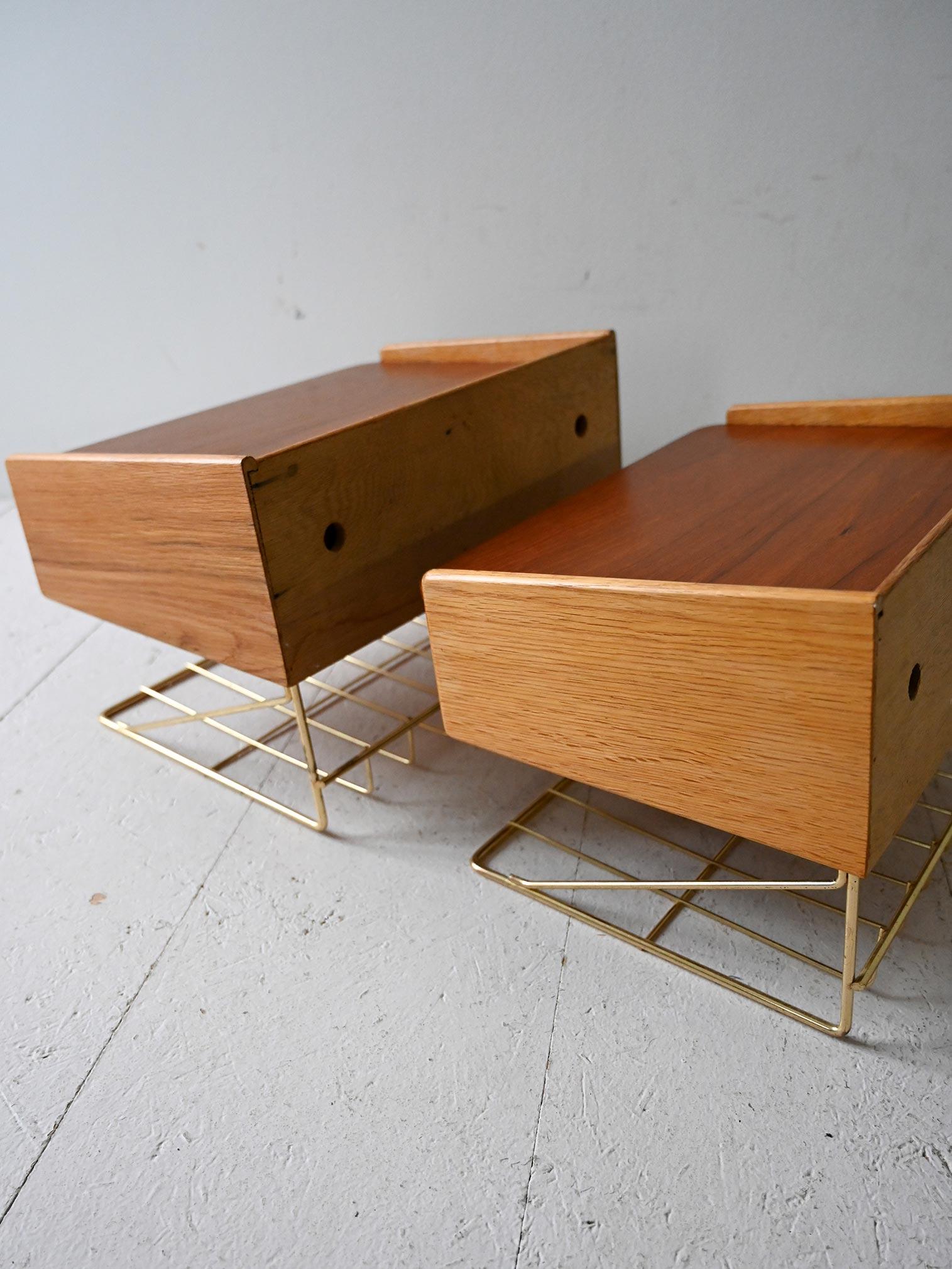 Paire de tables de chevet murales scandinaves des années 1950 en vente 1