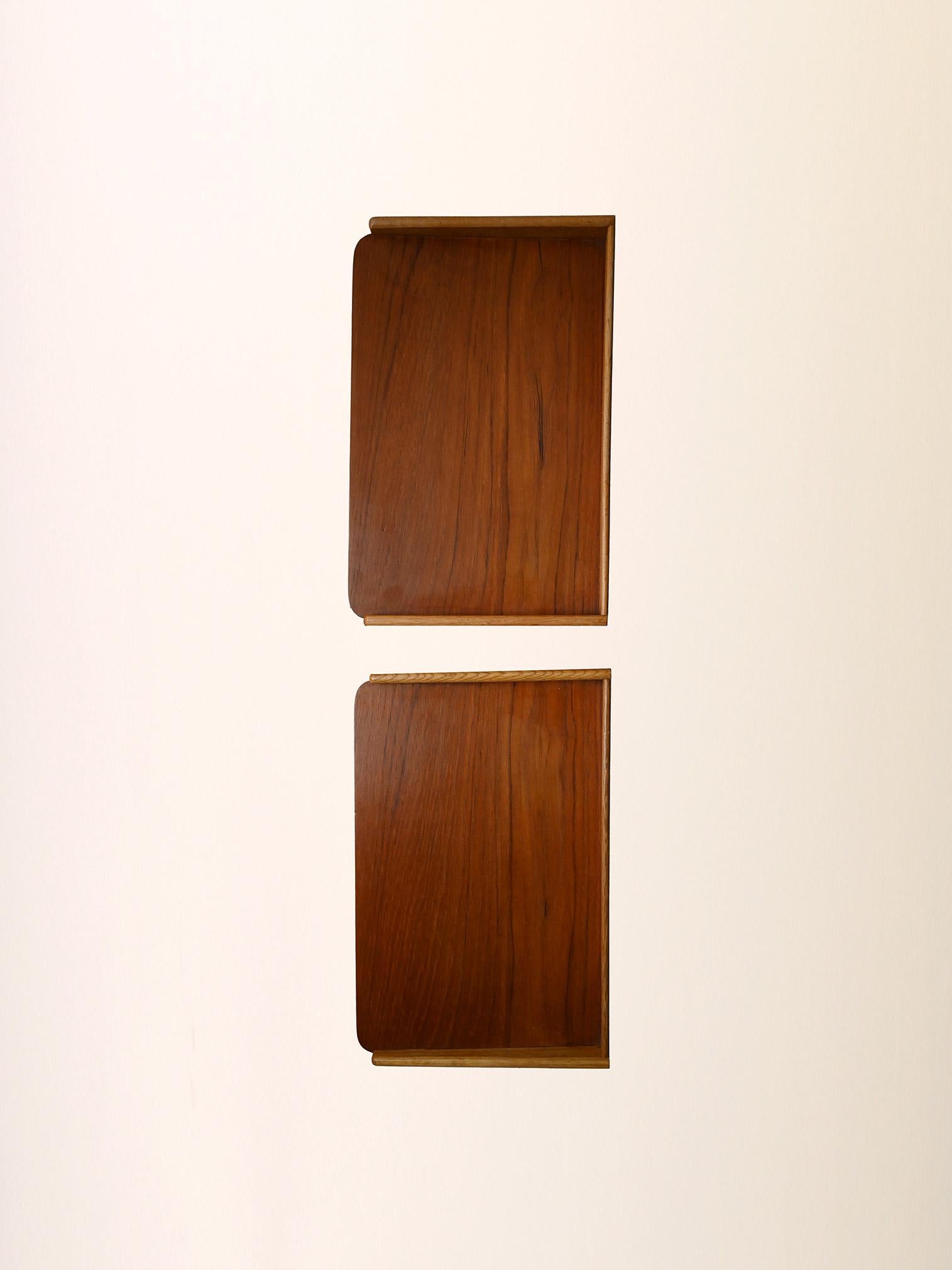 Paire de tables de chevet murales scandinaves des années 1950 en vente 2
