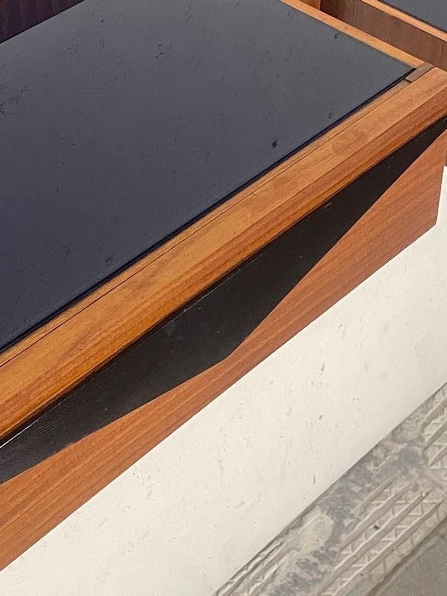 Coppia di comodini a parete anni '60 in legno e top in vetro colorato en vente 3