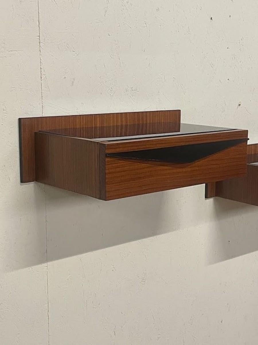 Coppia di comodini a parete anni '60 in legno e top in vetro colorato en vente 4