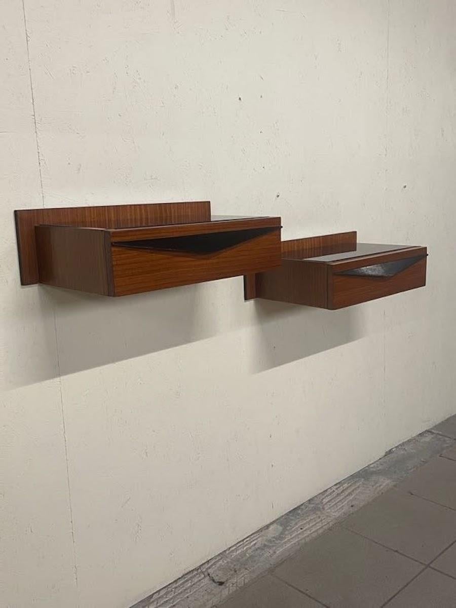 Coppia di comodini a parete anni '60 in legno e top in vetro colorato en vente 5