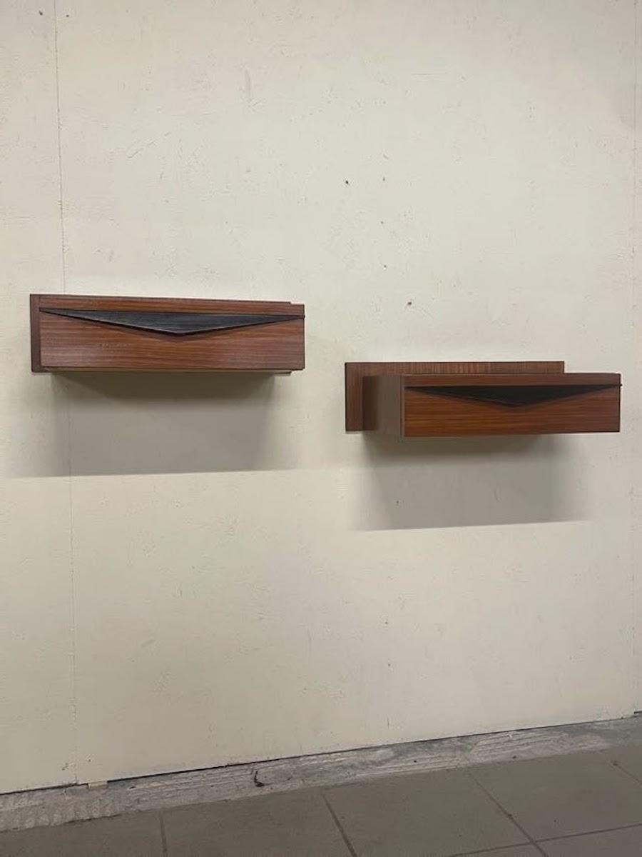 Coppia di comodini a parete anni '60 in legno e top in vetro colorato en vente 6
