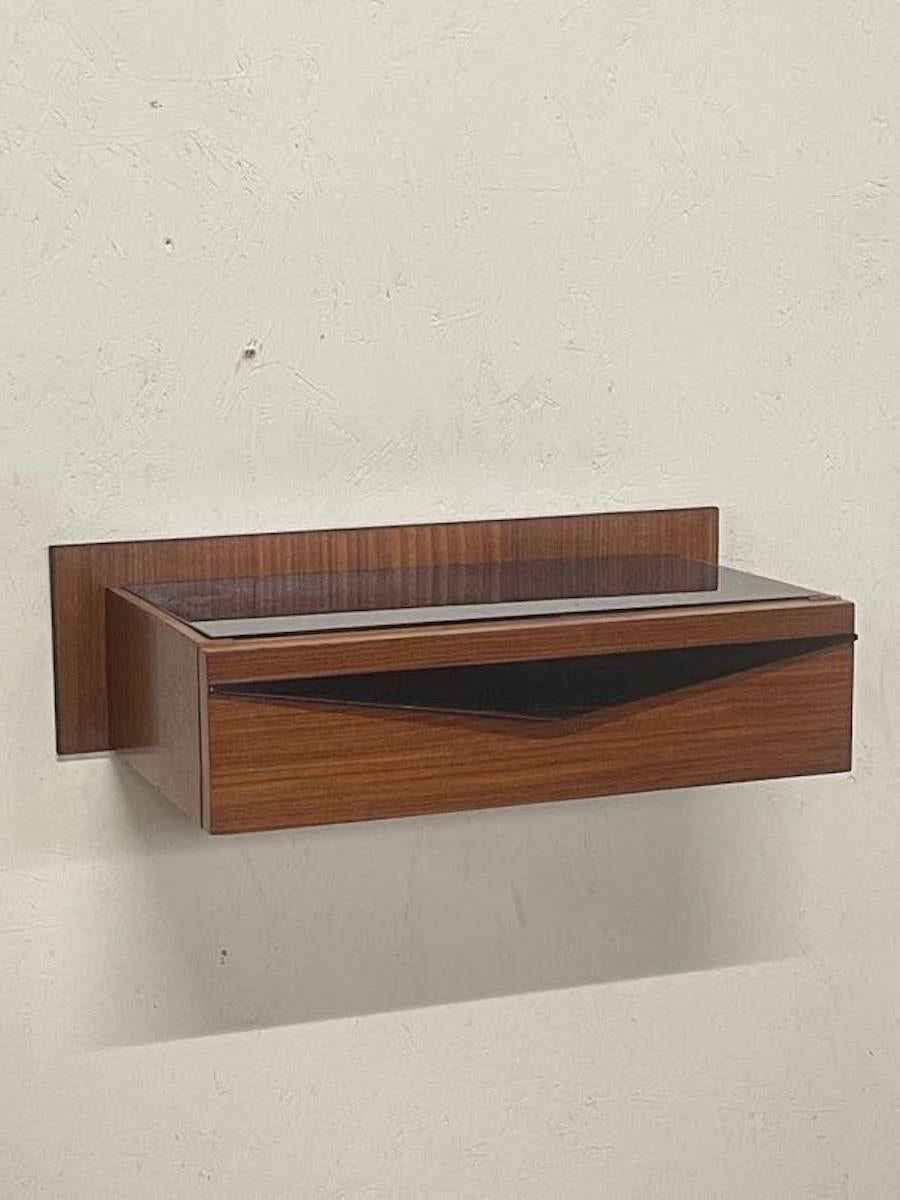 Coppia di comodini a parete anni '60 in legno e top in vetro colorato en vente 7