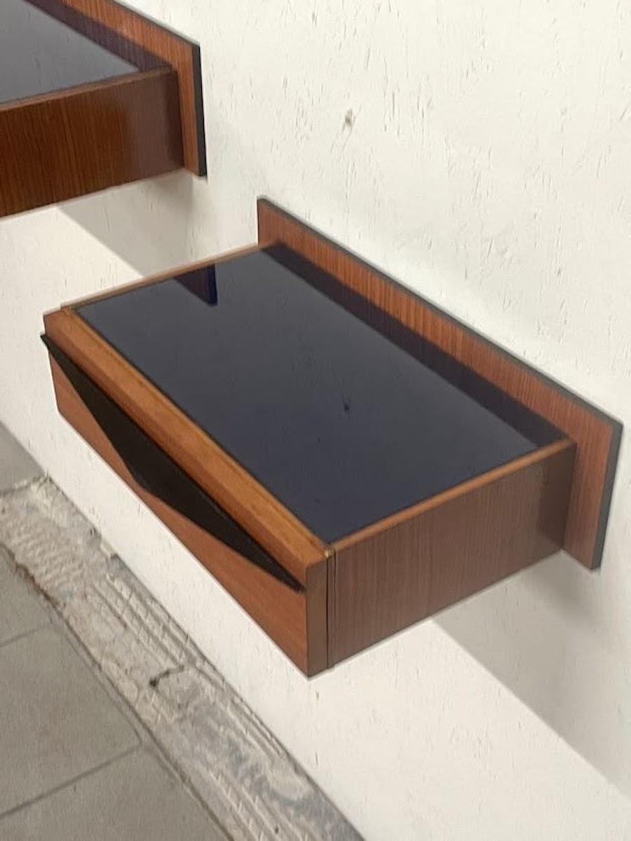 Coppia di comodini a parete anni '60 in legno e top in vetro colorato en vente 8
