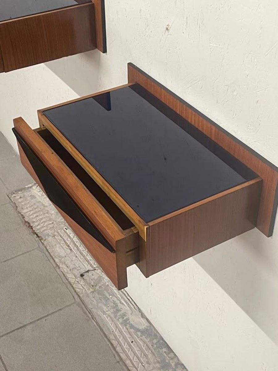 Coppia di comodini a parete anni '60 in legno e top in vetro colorato en vente 9