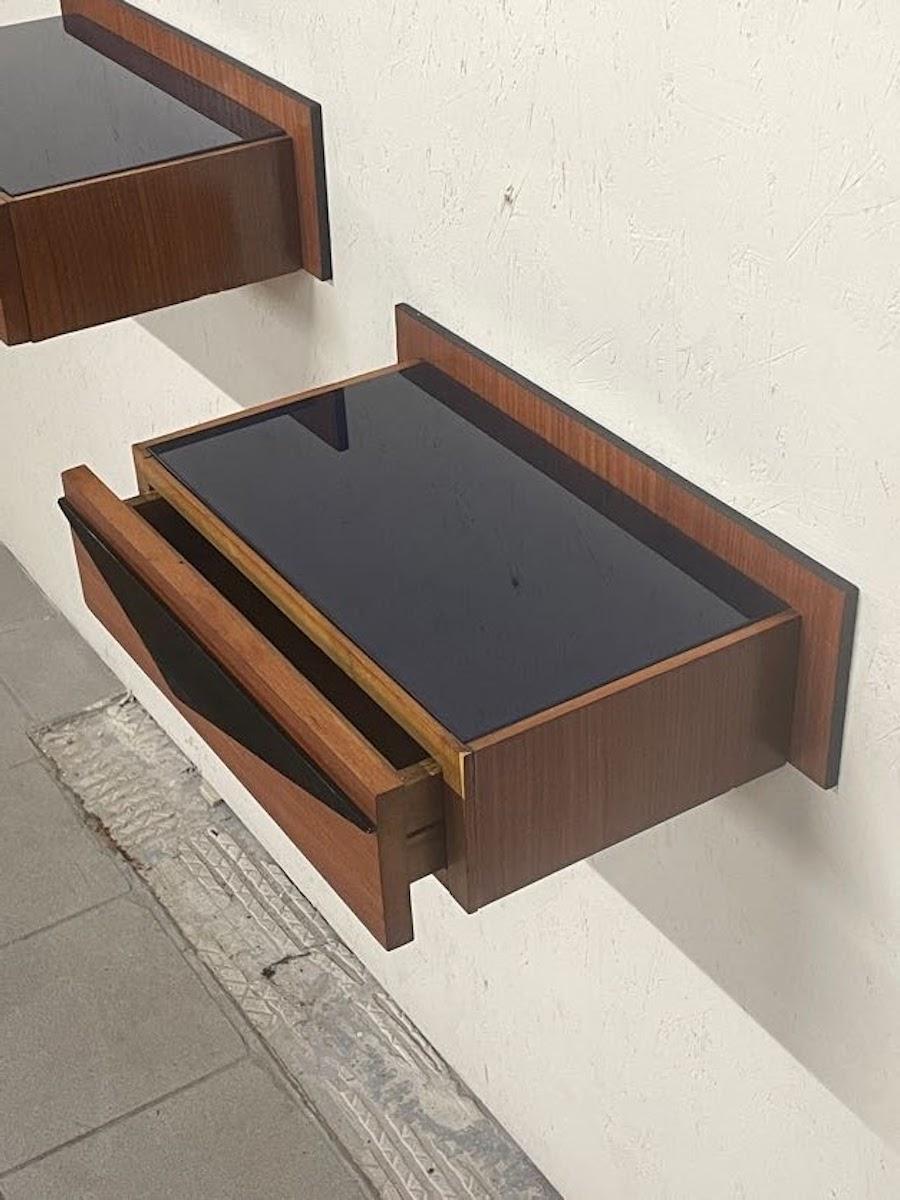 Coppia di comodini a parete anni '60 in legno e top in vetro colorato en vente 10
