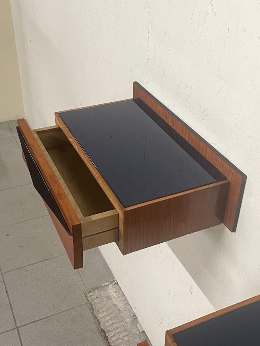 Coppia di comodini a parete anni '60 in legno e top in vetro colorato en vente 11