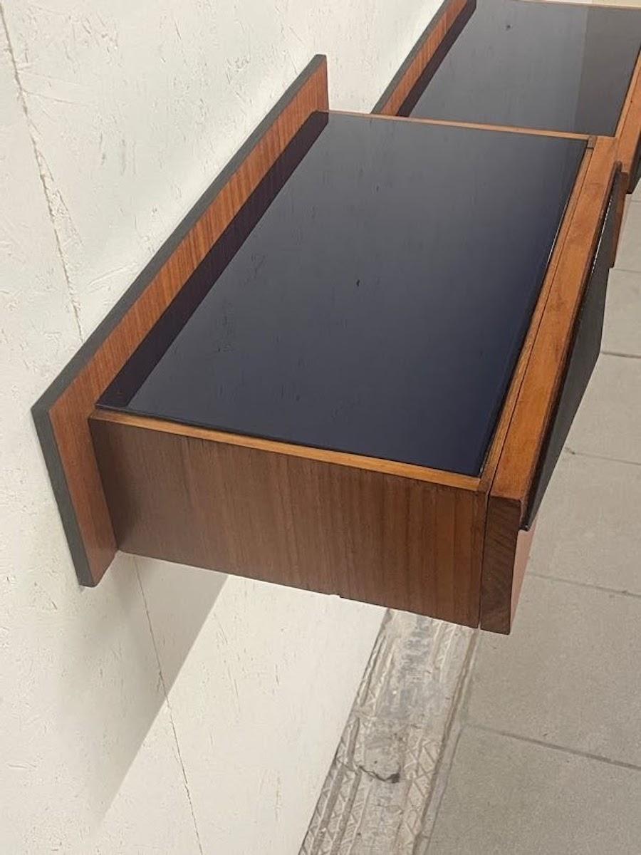 Coppia di comodini a parete anni '60 in legno e top in vetro colorato en vente 12