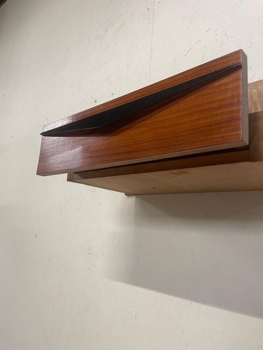 Coppia di comodini a parete anni '60 in legno e top in vetro colorato en vente 13