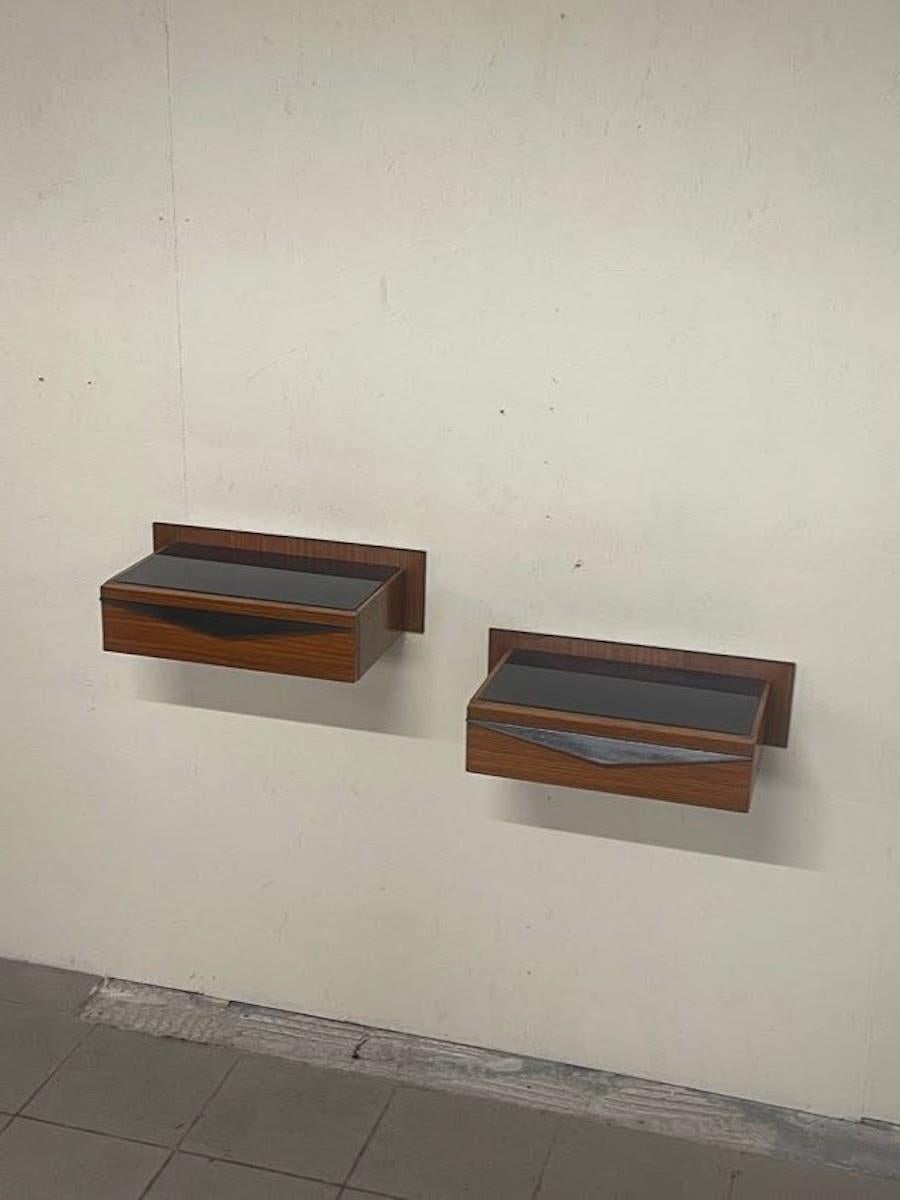 Mid-Century Modern Coppia di comodini a parete anni '60 in legno e top in vetro colorato en vente