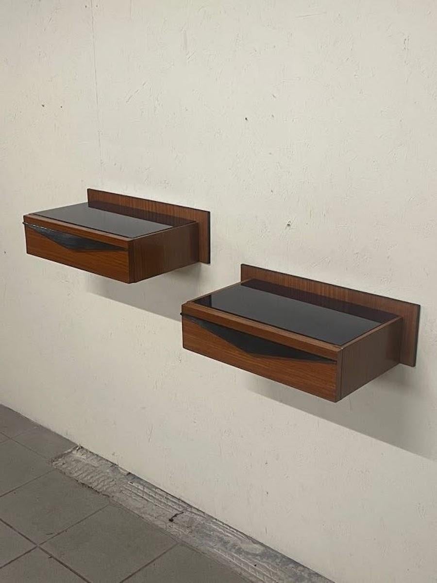 Italian Coppia di comodini a parete anni '60 in legno e top in vetro colorato en vente