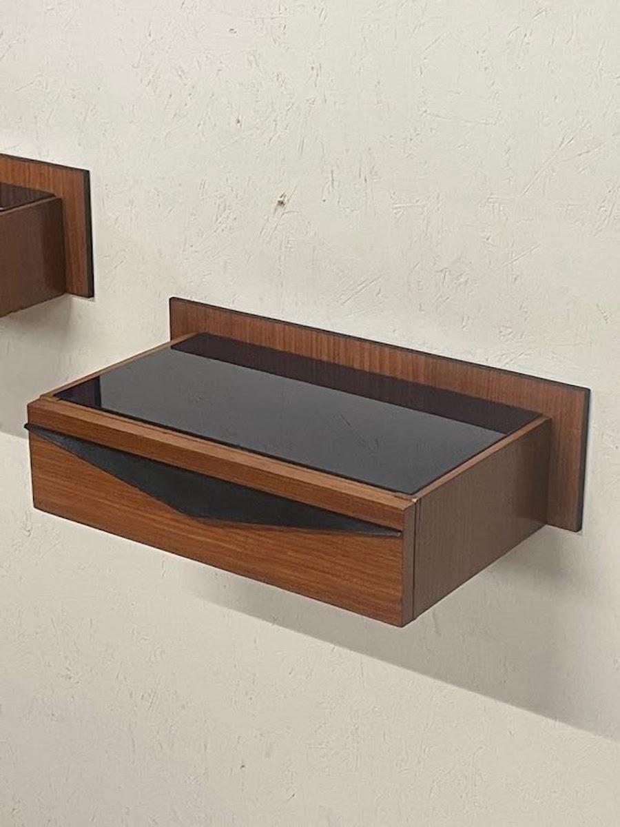 Coppia di comodini a parete anni '60 in legno e top in vetro colorato Excellent état - En vente à SAN PIETRO MOSEZZO, NO