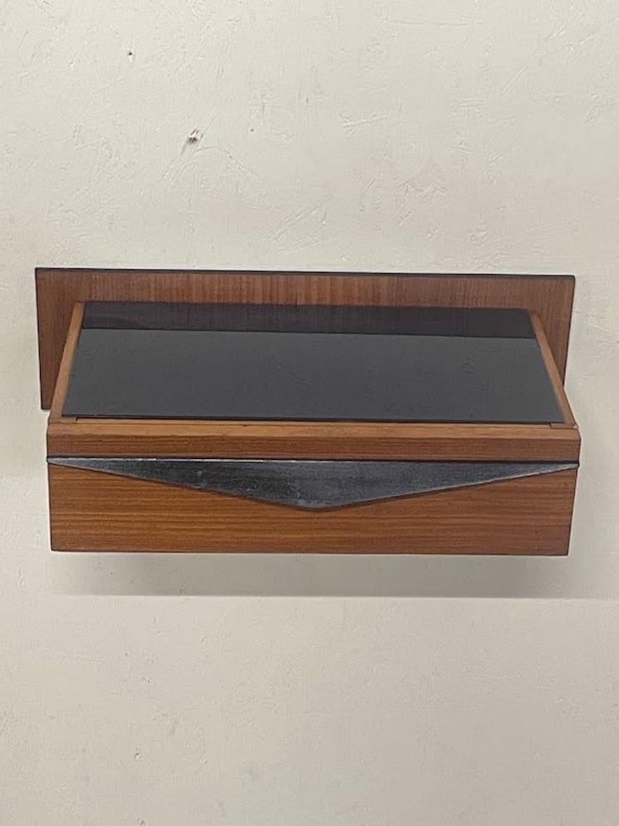 Mid-20th Century Coppia di comodini a parete anni '60 in legno e top in vetro colorato en vente