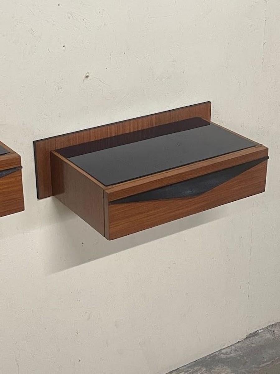 Verre teinté Coppia di comodini a parete anni '60 in legno e top in vetro colorato en vente