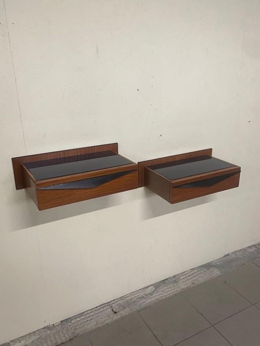 Coppia di comodini a parete anni '60 in legno e top in vetro colorato en vente 1