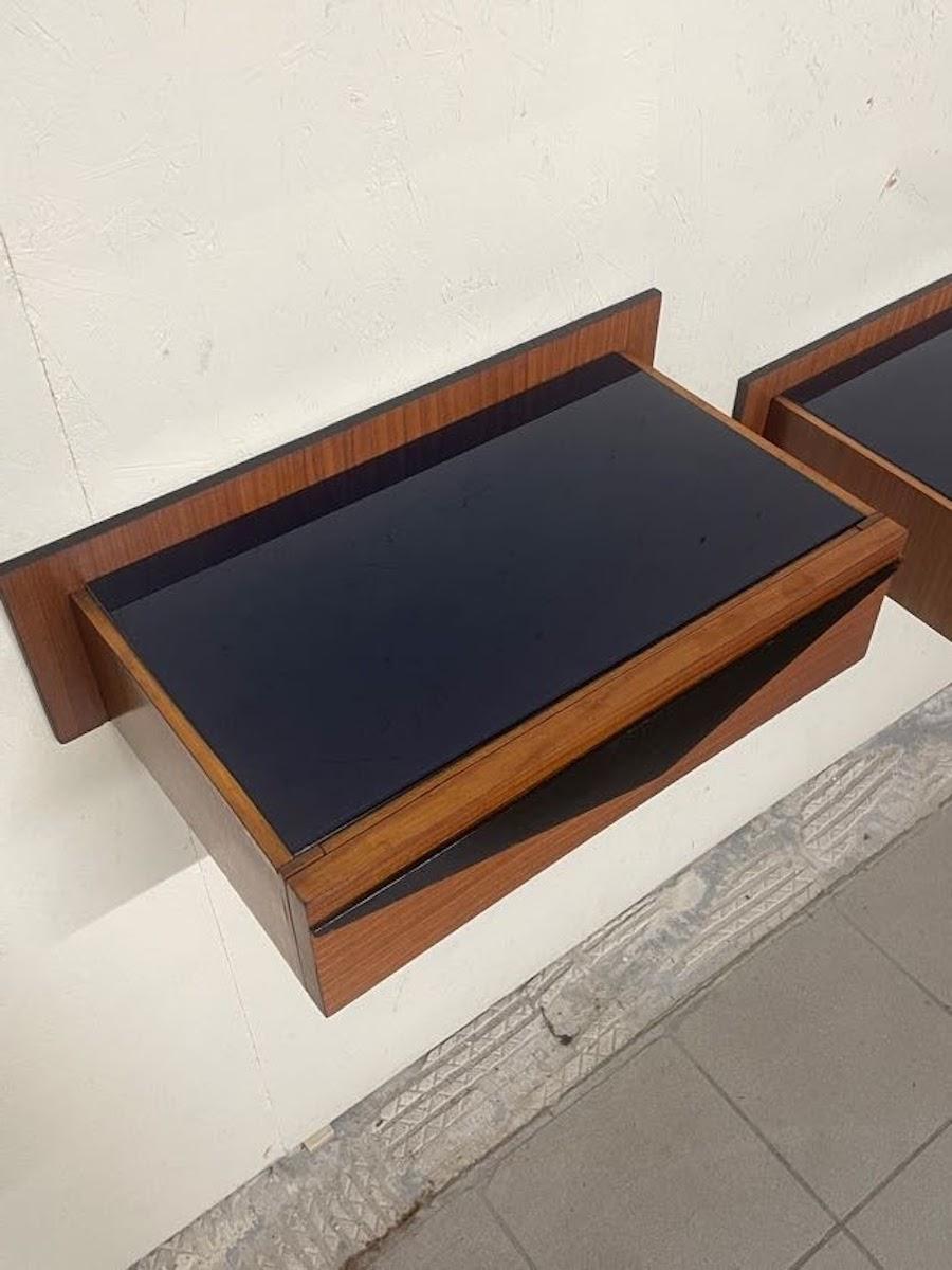 Coppia di comodini a parete anni '60 in legno e top in vetro colorato en vente 2