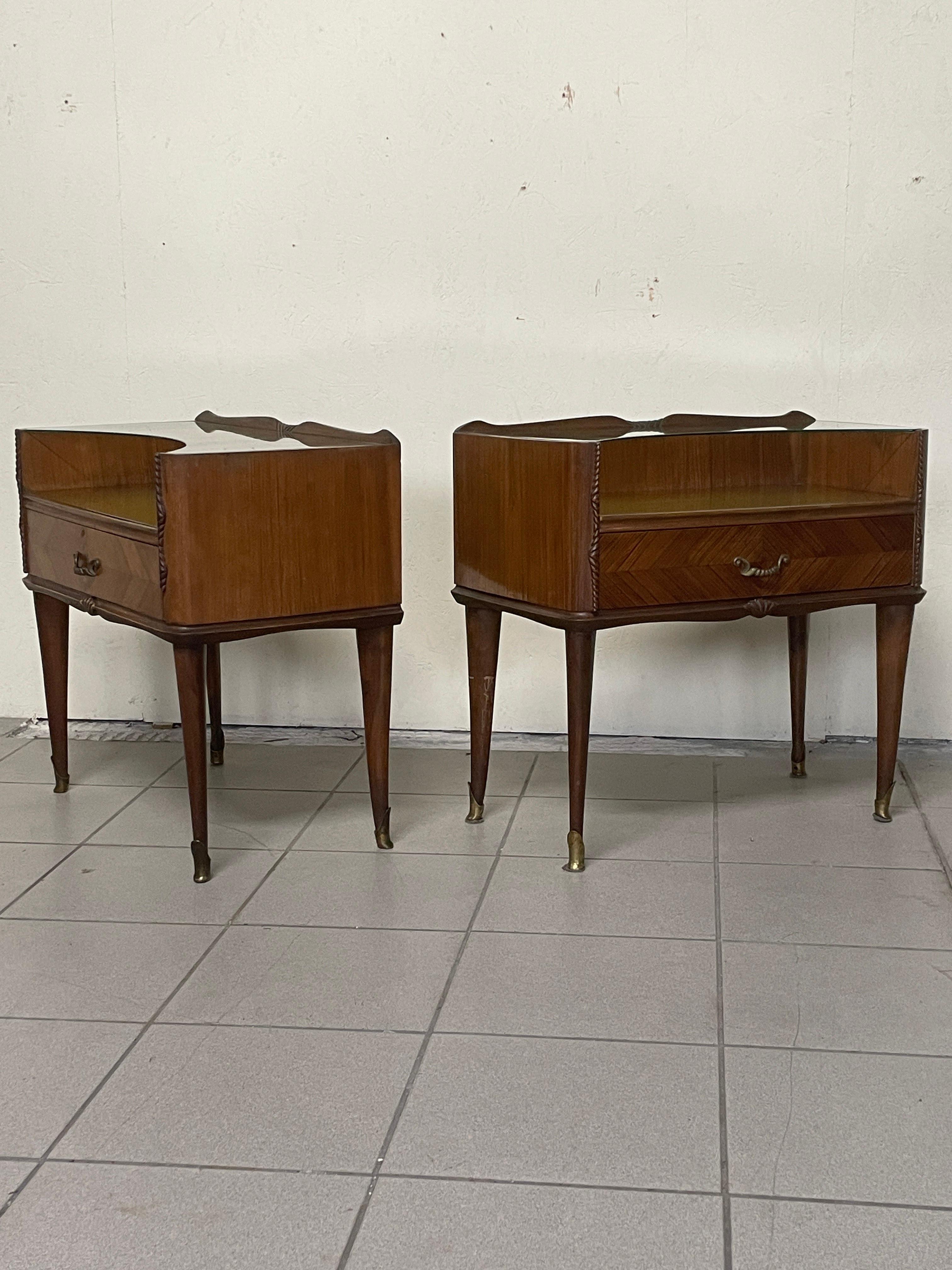 Paire de tables de chevet des années 1950 en bois, verre et laiton en vente 3