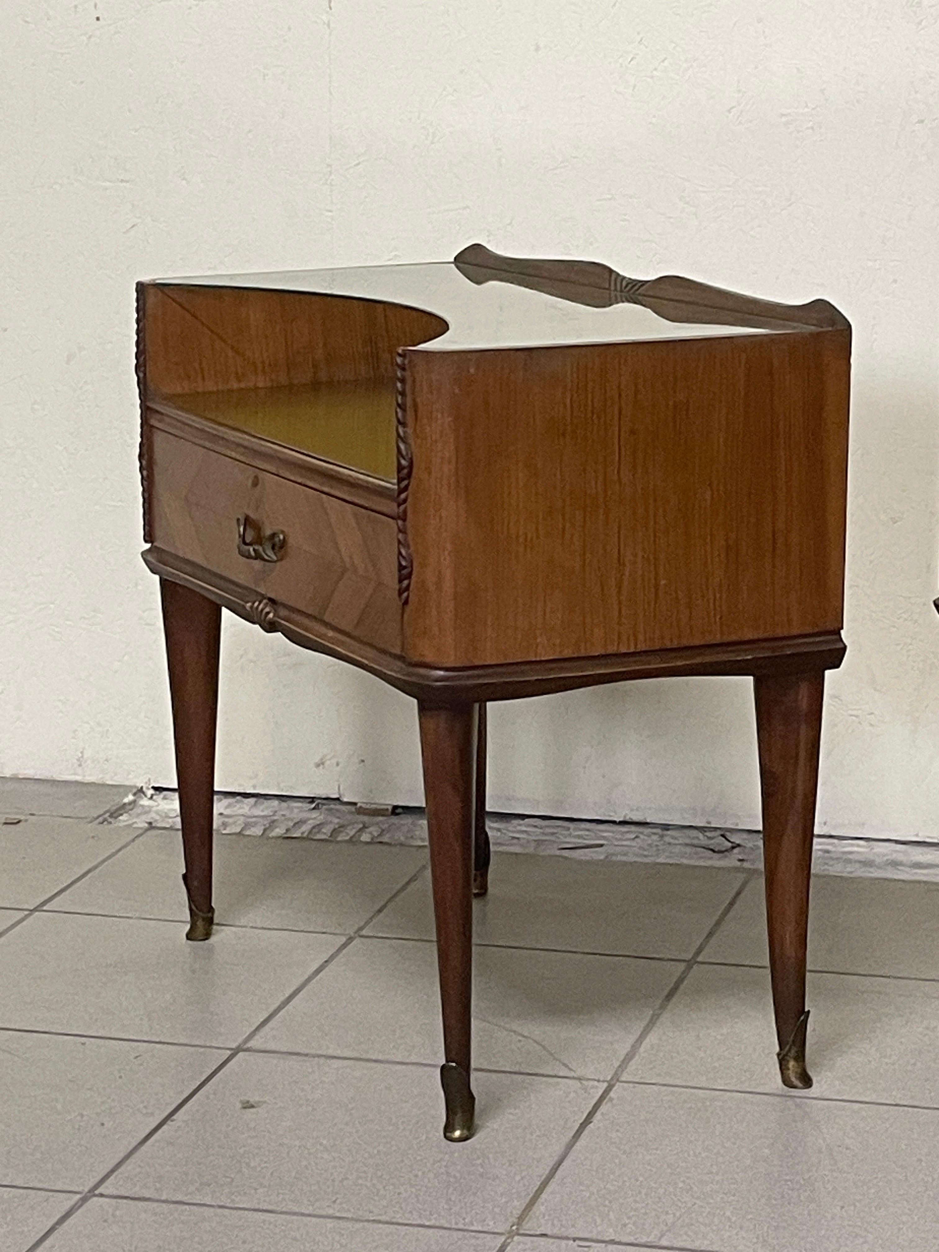 Paire de tables de chevet des années 1950 en bois, verre et laiton en vente 4