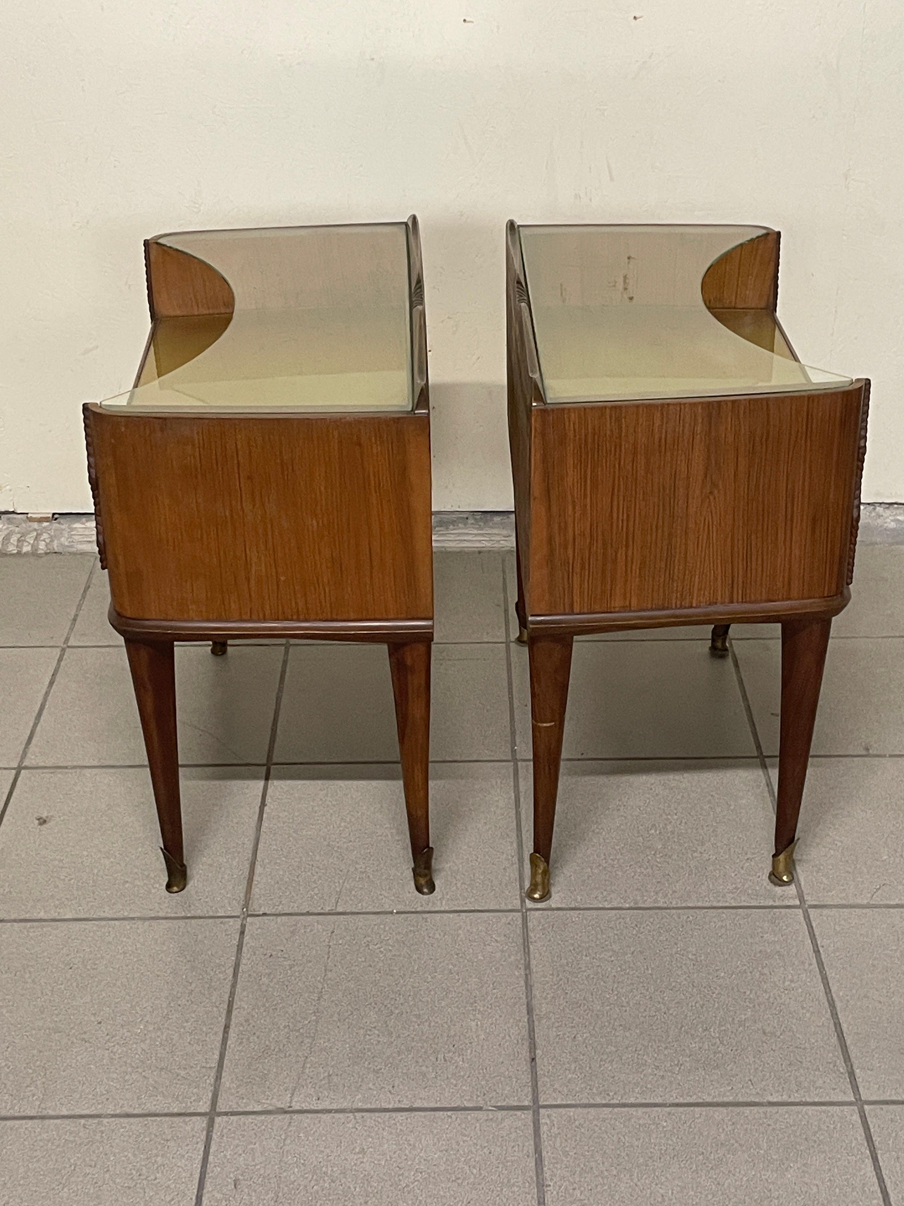 Paire de tables de chevet des années 1950 en bois, verre et laiton en vente 5