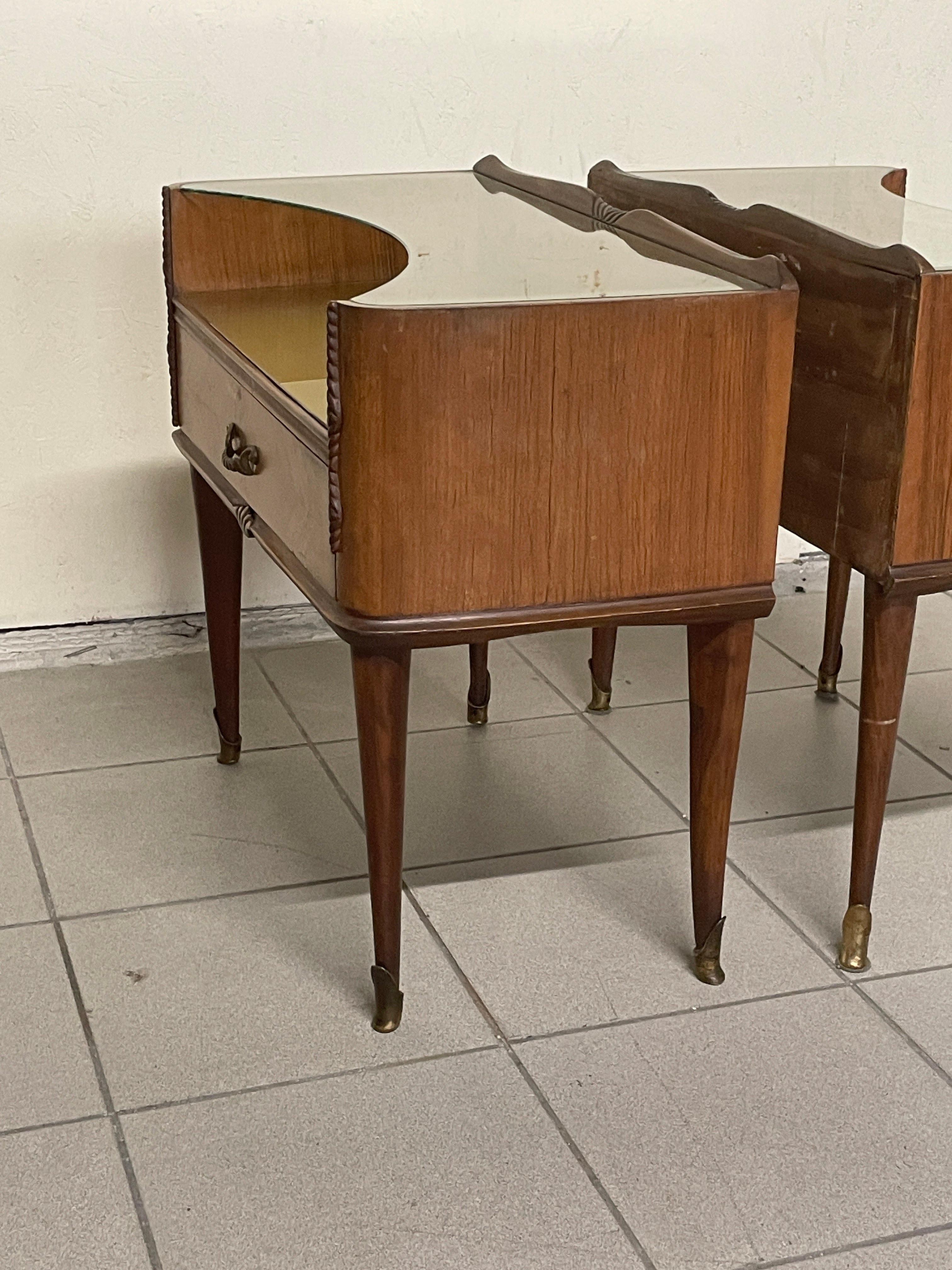 Paire de tables de chevet des années 1950 en bois, verre et laiton en vente 7