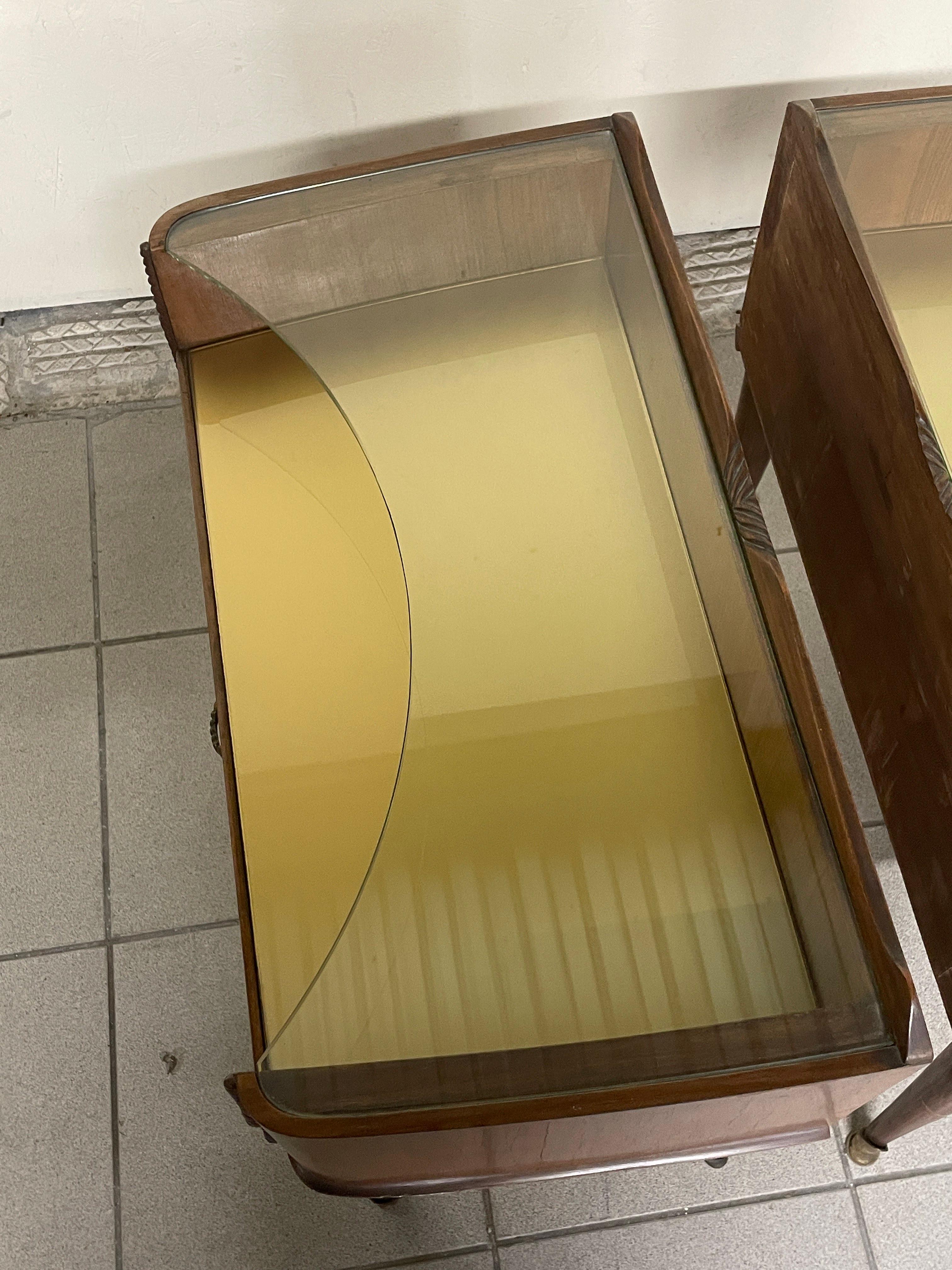 Paire de tables de chevet des années 1950 en bois, verre et laiton en vente 8