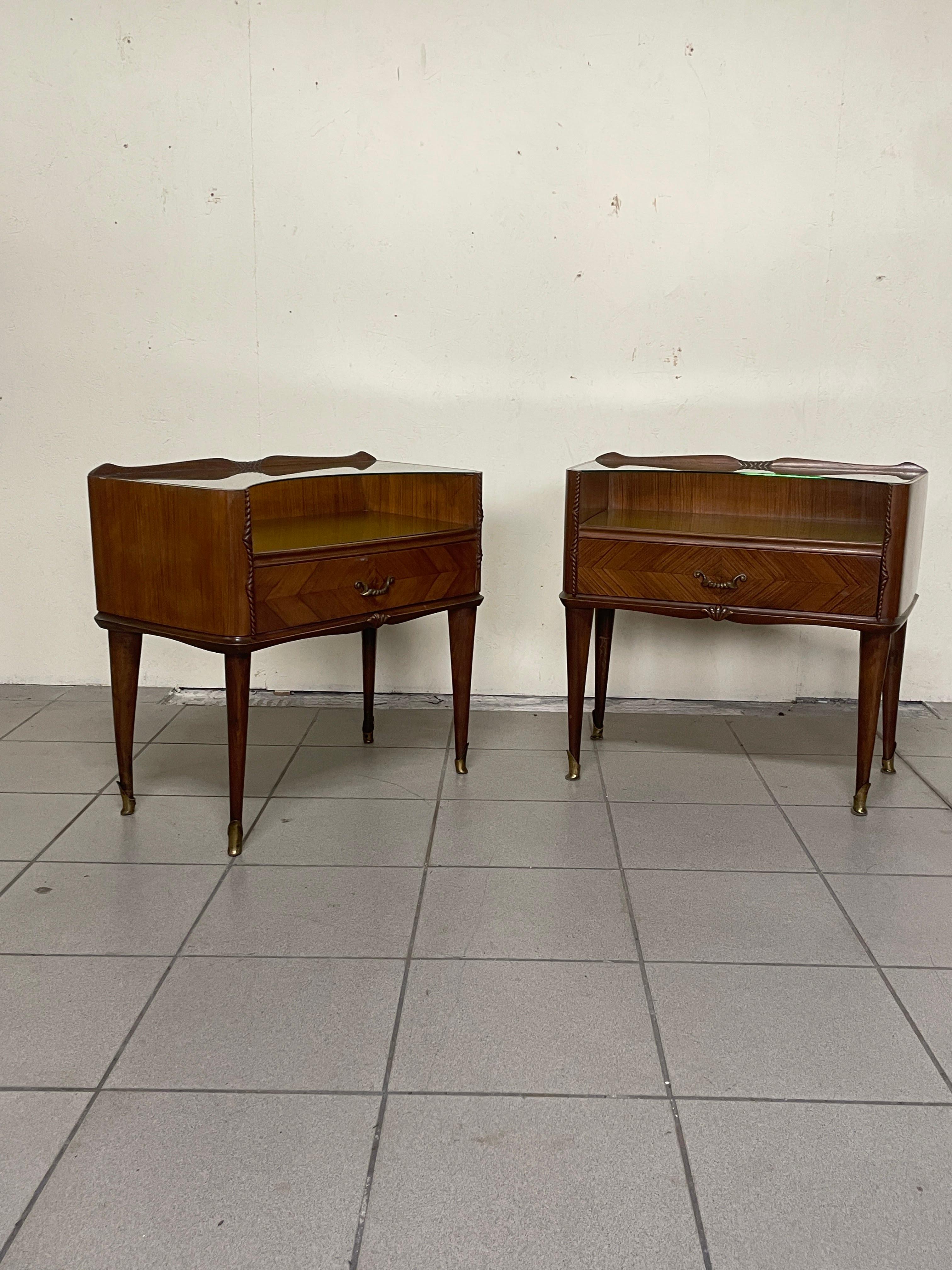 Paire de tables de chevet des années 1950 en bois, verre et laiton en vente 9
